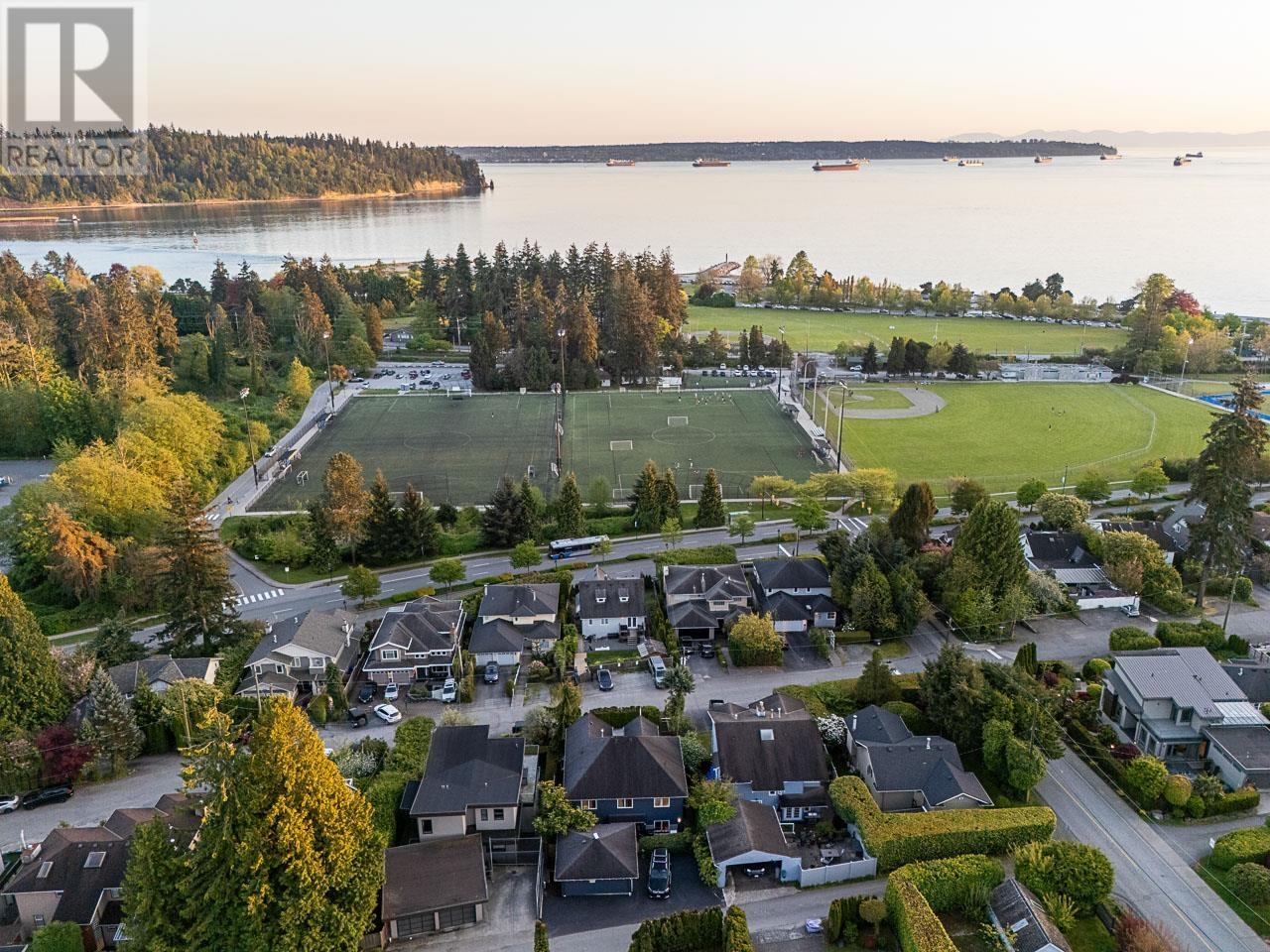 1075 ESPLANADE AVENUE, West Vancouver