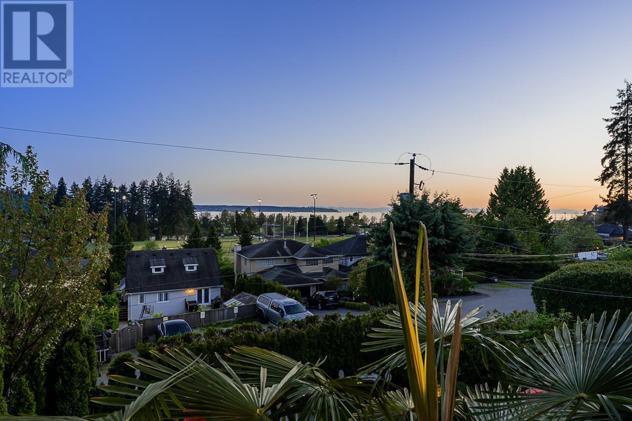 1075 ESPLANADE AVENUE, West Vancouver