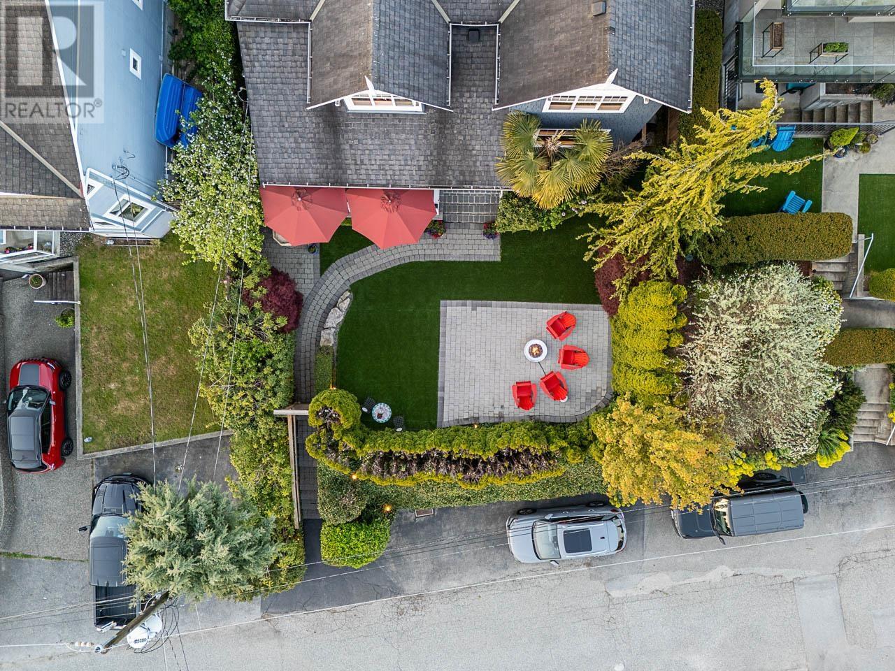 1075 ESPLANADE AVENUE, West Vancouver