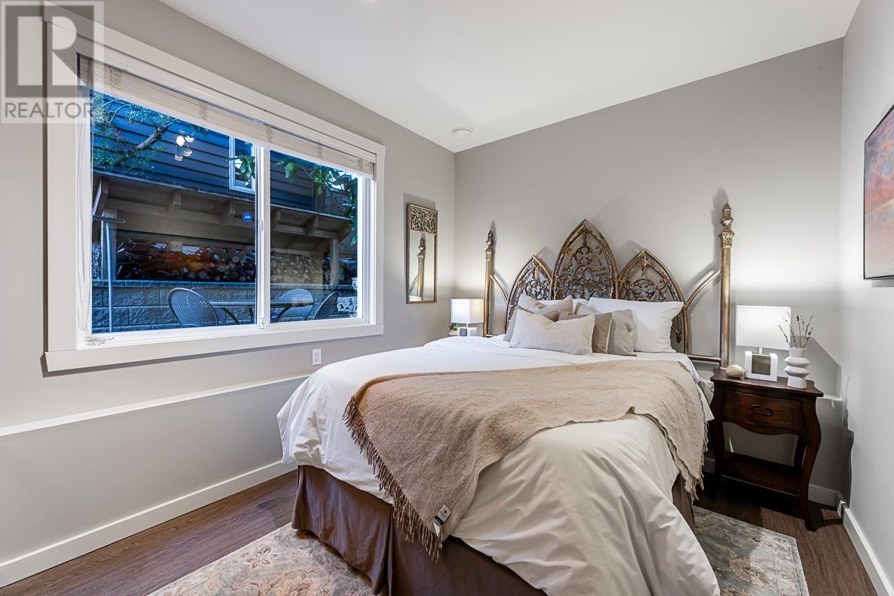 1075 ESPLANADE AVENUE, West Vancouver