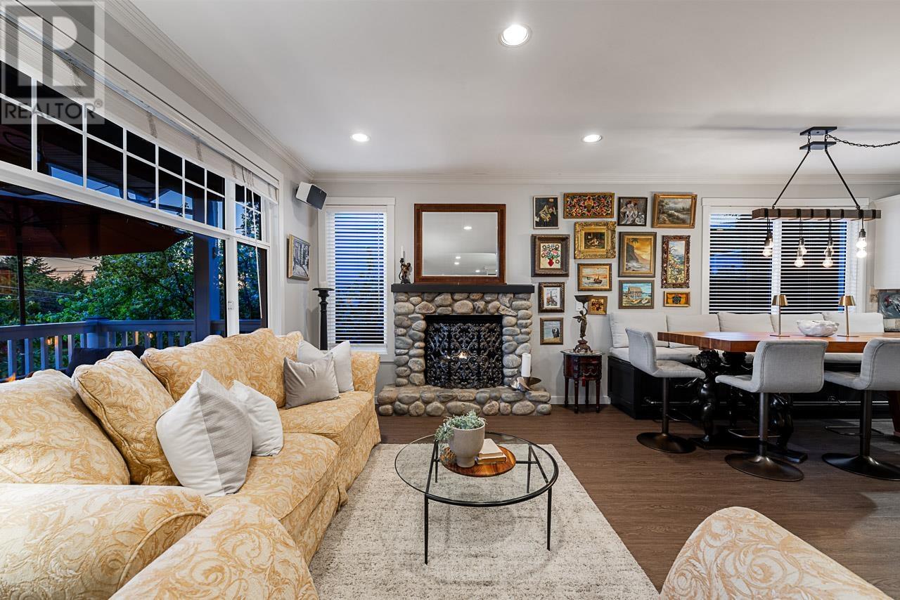 1075 ESPLANADE AVENUE, West Vancouver
