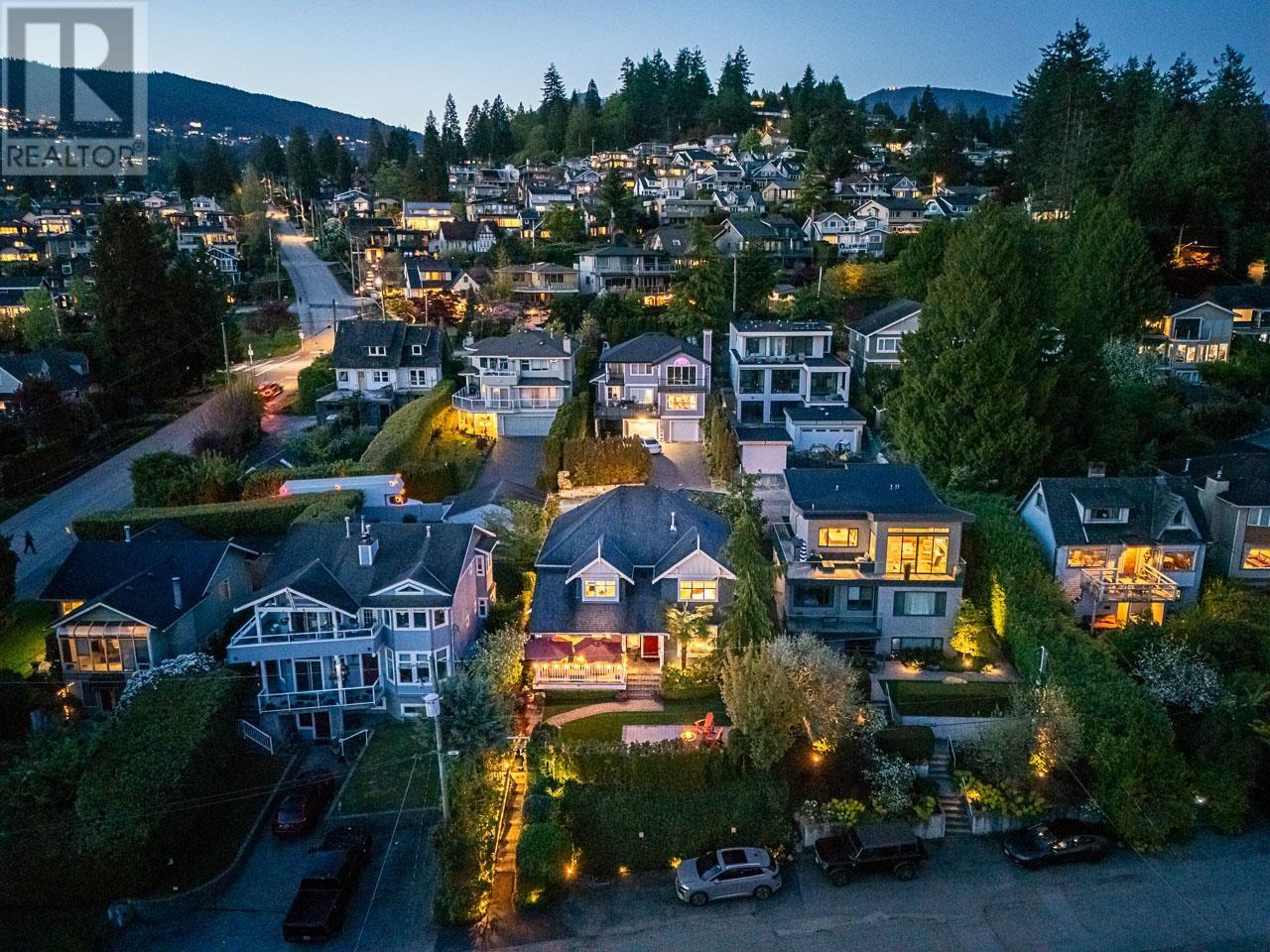 1075 ESPLANADE AVENUE, West Vancouver