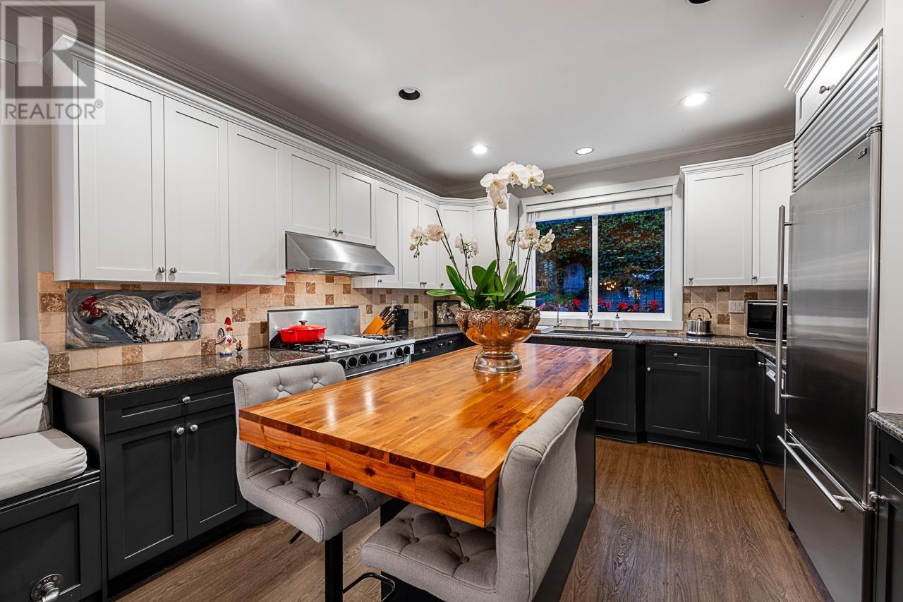 1075 ESPLANADE AVENUE, West Vancouver