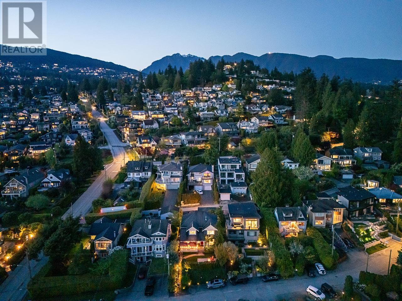 1075 ESPLANADE AVENUE, West Vancouver