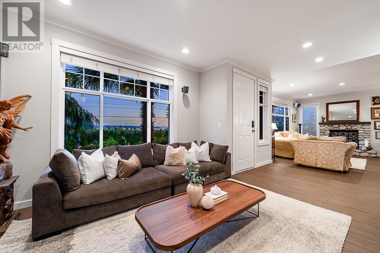 1075 ESPLANADE AVENUE, West Vancouver