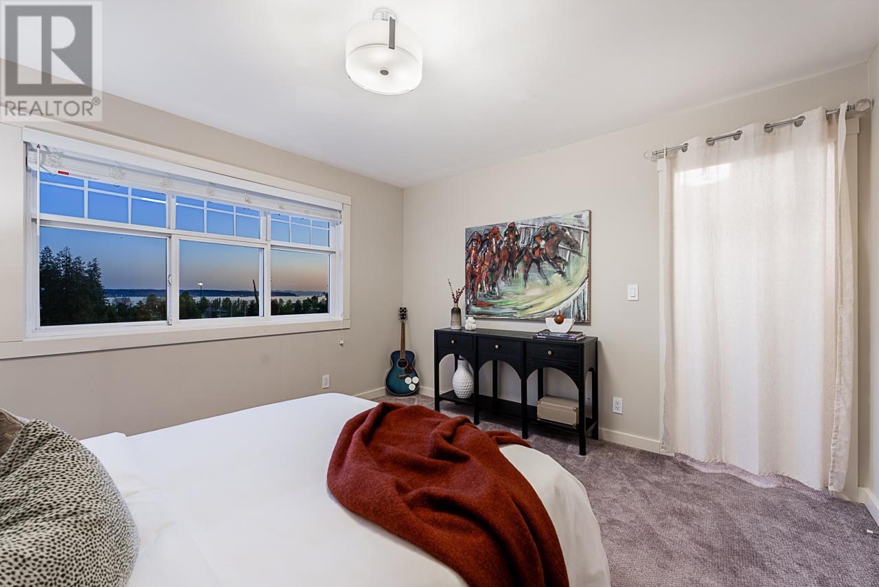 1075 ESPLANADE AVENUE, West Vancouver