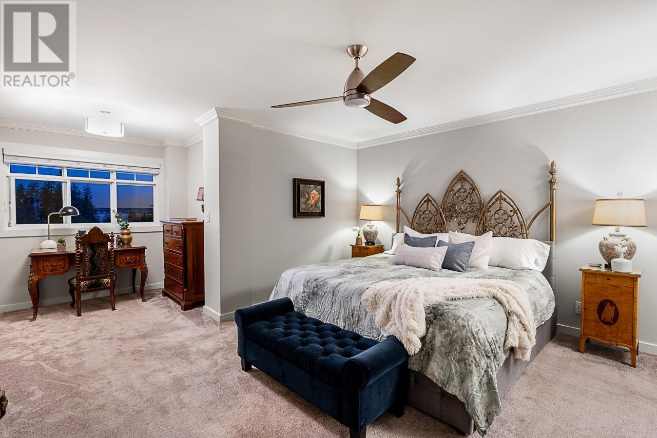 1075 ESPLANADE AVENUE, West Vancouver
