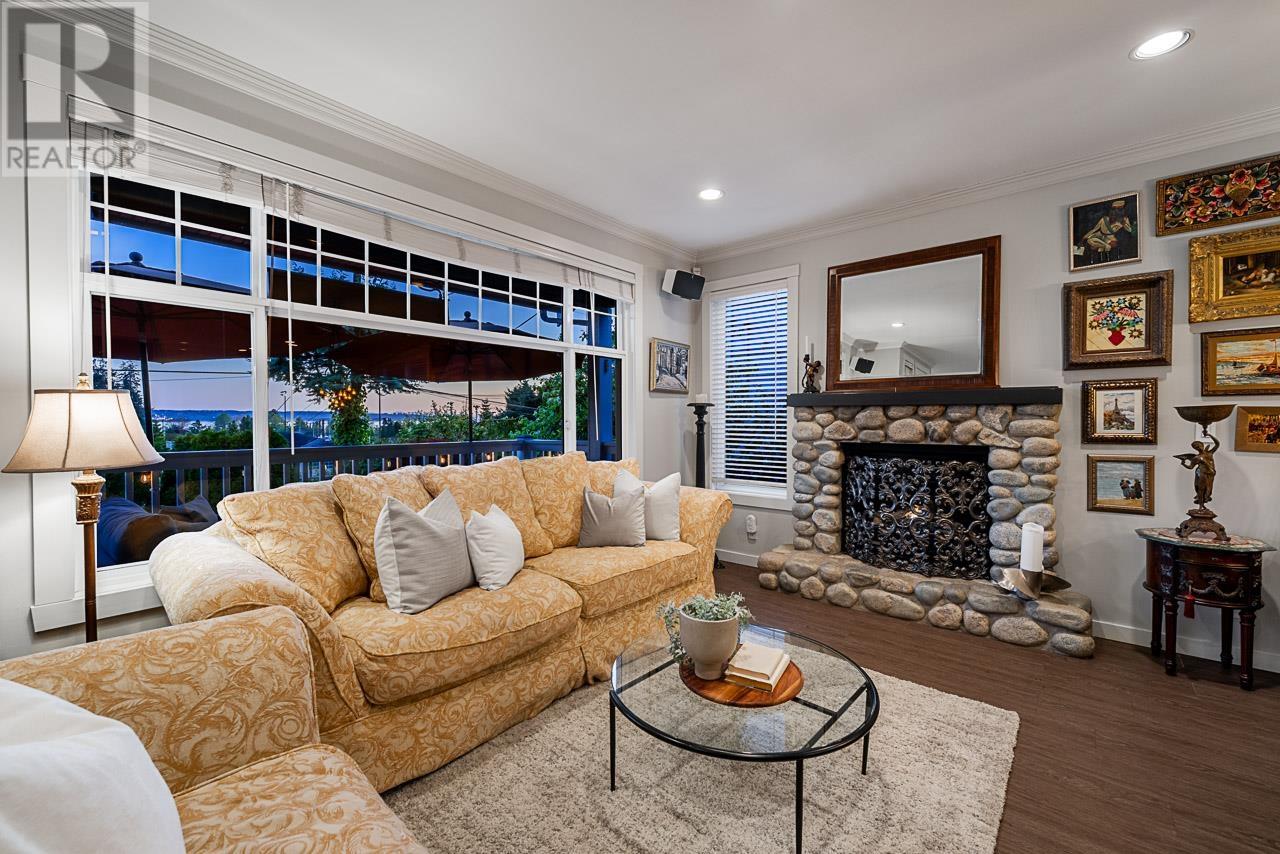 1075 ESPLANADE AVENUE, West Vancouver