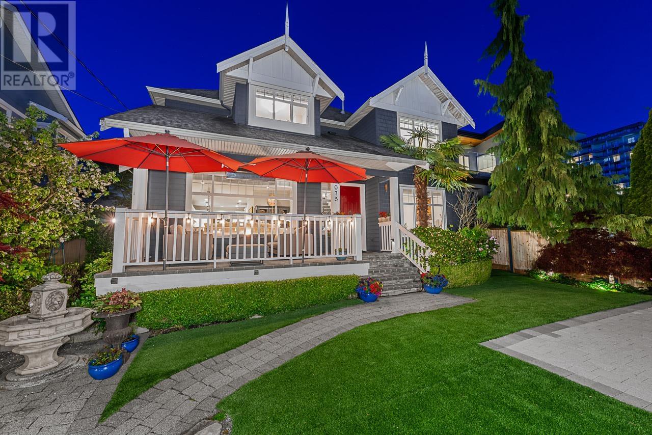 1075 ESPLANADE AVENUE, West Vancouver