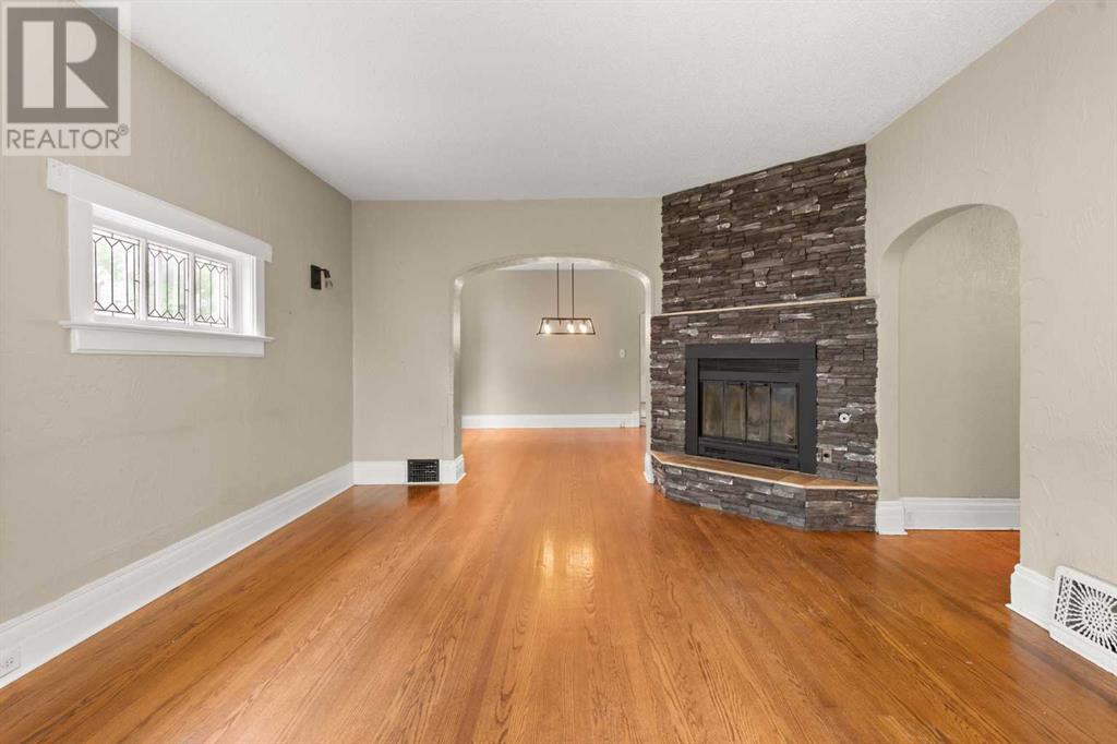 Photo 10 of 118 2 Street Sw, Medicine Hat AB