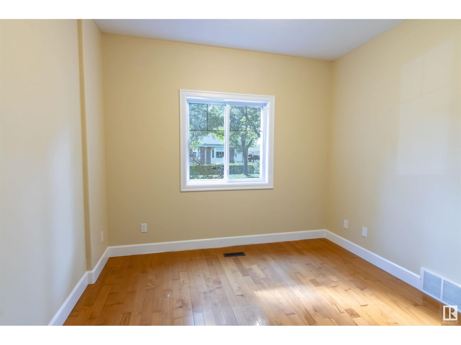 Photo 4 of 9217 92 St Nw, Edmonton AB