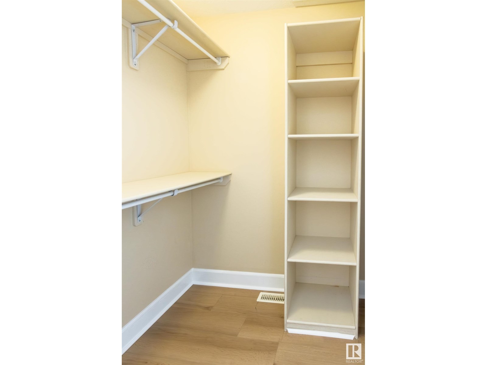 Photo 13 of 9217 92 St Nw, Edmonton AB