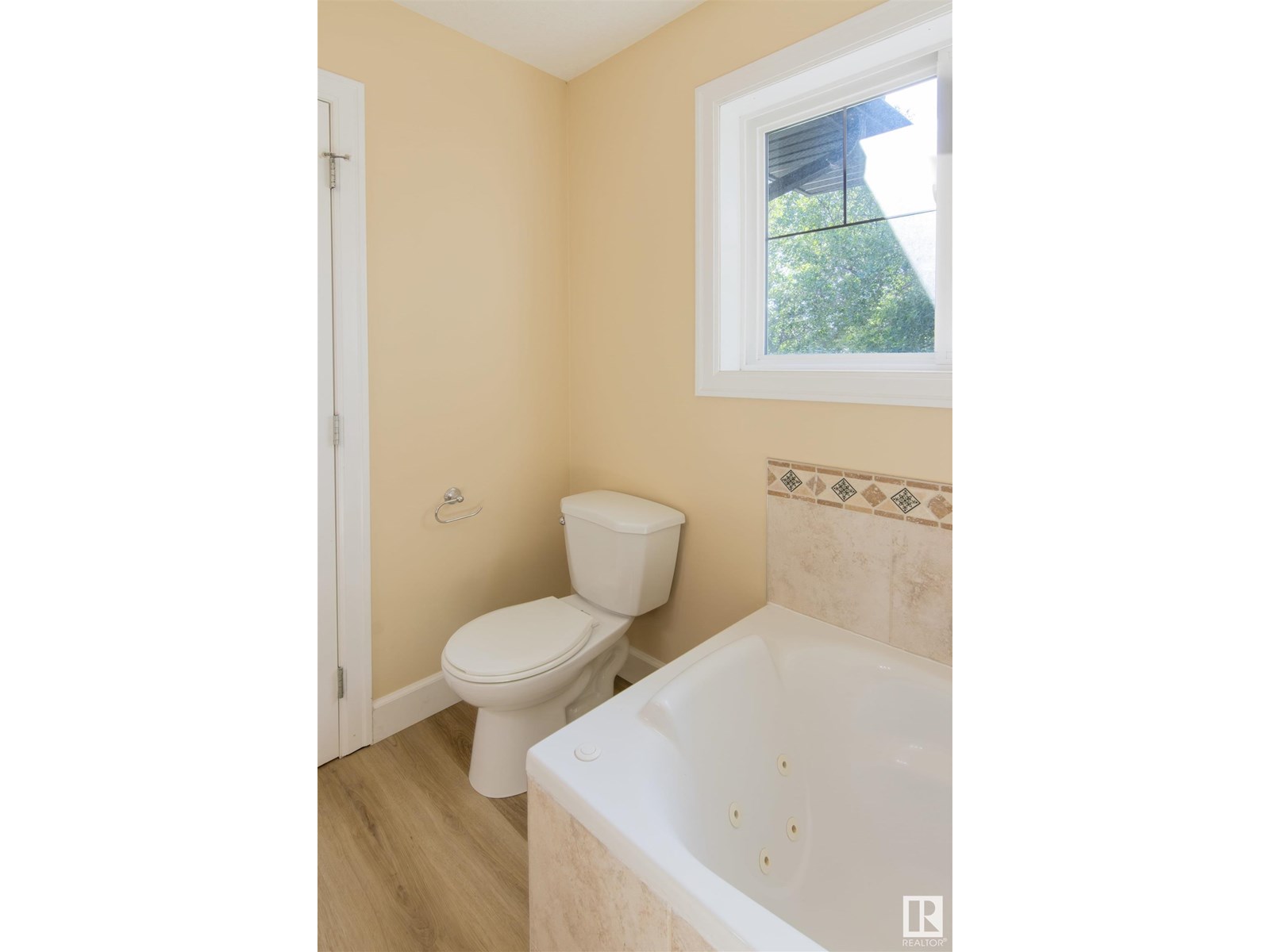 Photo 16 of 9217 92 St Nw, Edmonton AB