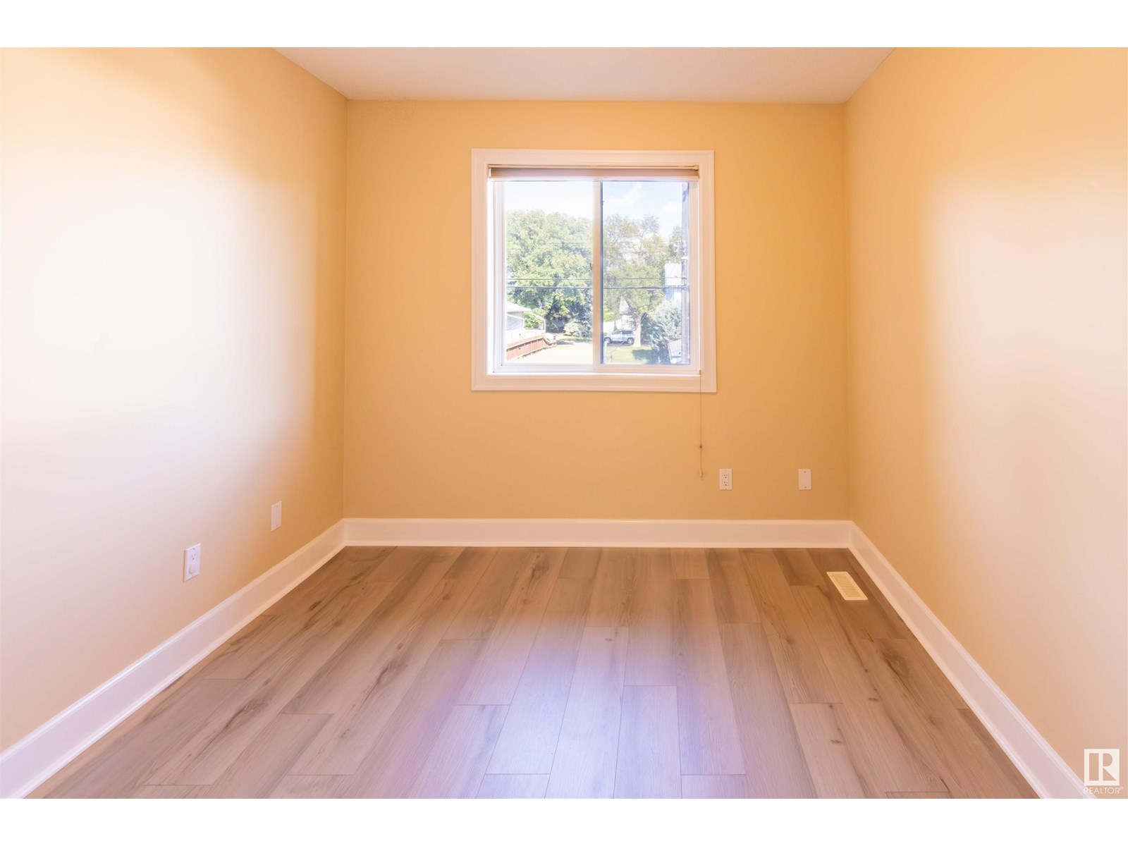 Photo 19 of 9217 92 St Nw, Edmonton AB