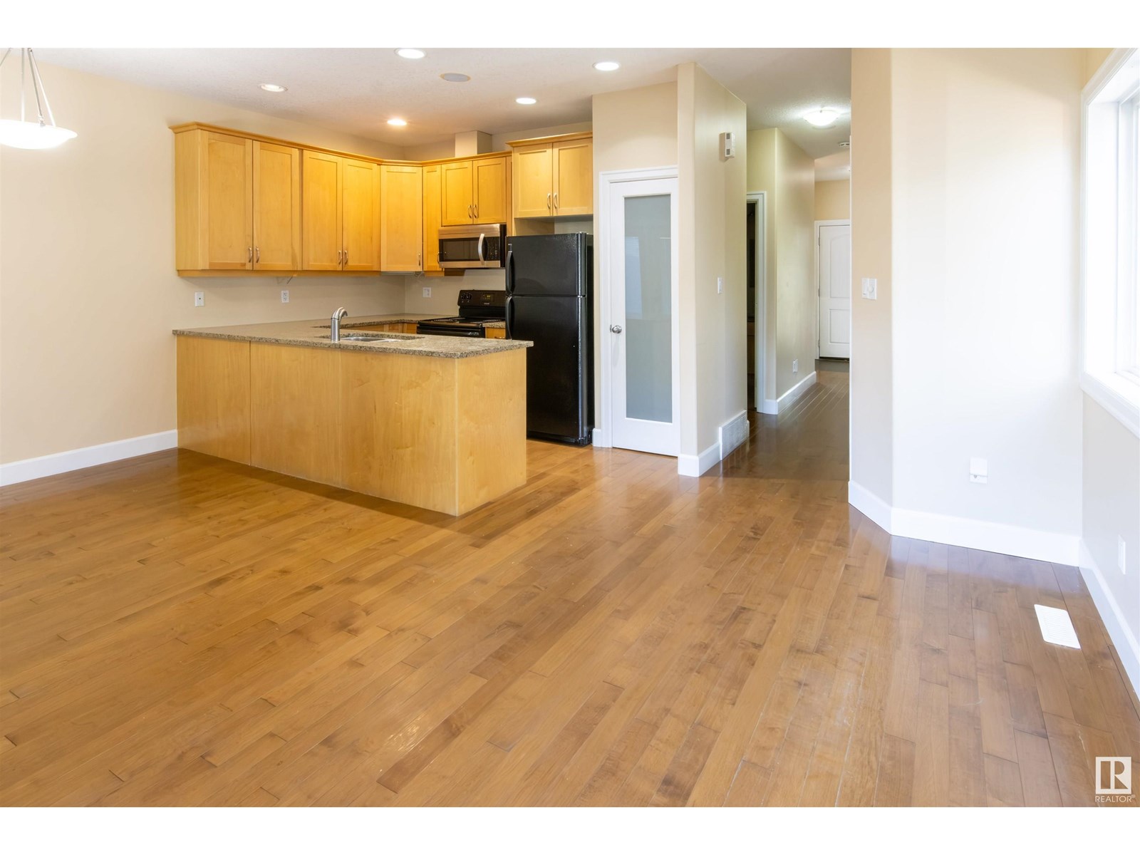 Photo 8 of 9217 92 St Nw, Edmonton AB