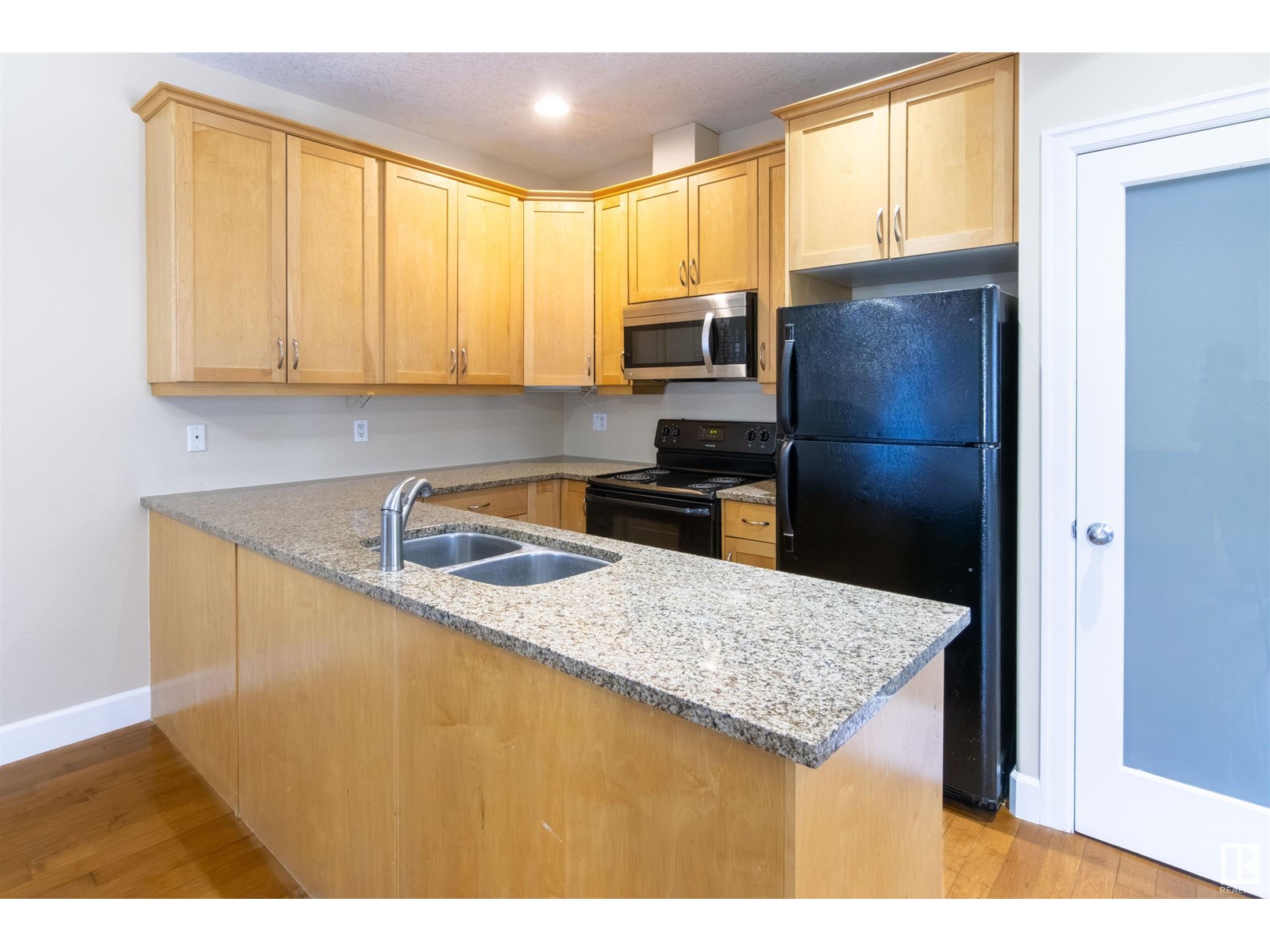 Photo 11 of 9217 92 St Nw, Edmonton AB
