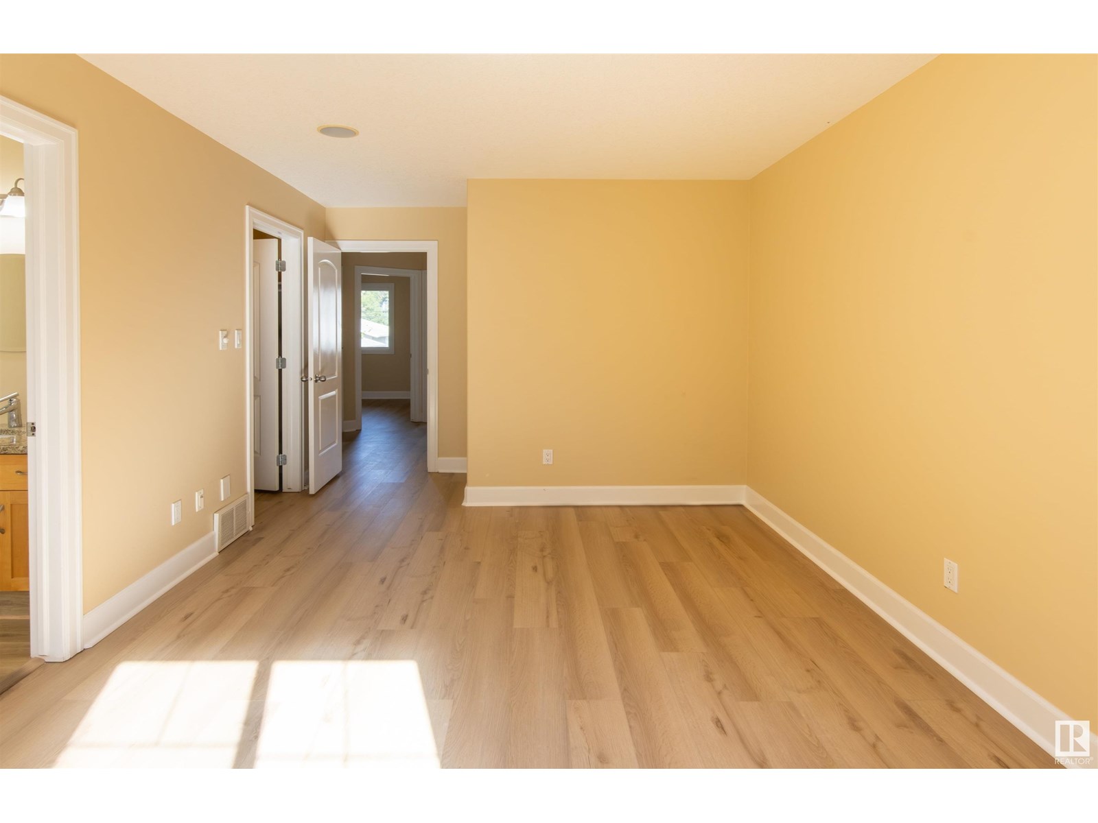 Photo 18 of 9217 92 St Nw, Edmonton AB