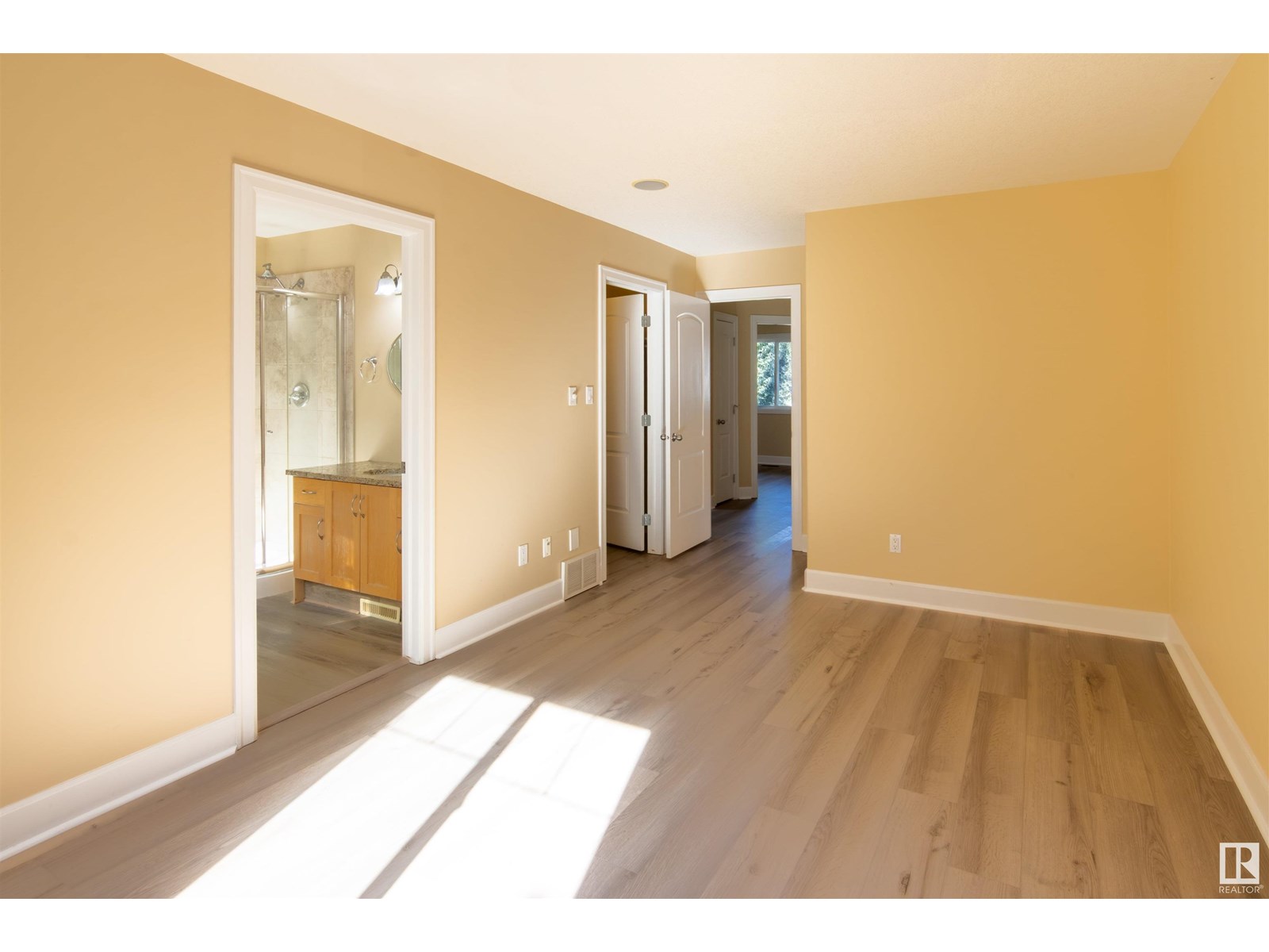 Photo 17 of 9217 92 St Nw, Edmonton AB