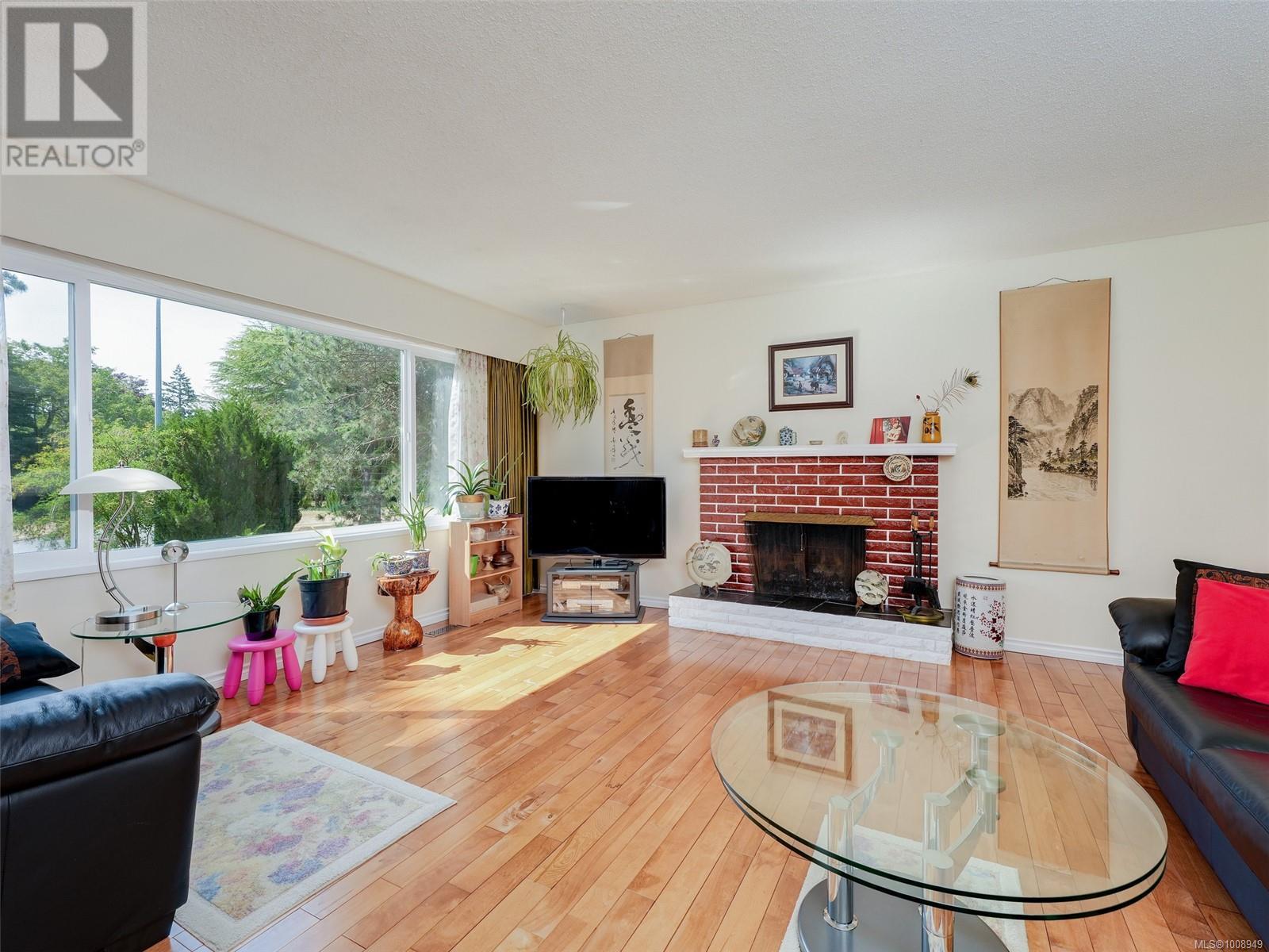 Photo 2 of 1629 Longacre Dr, Saanich BC