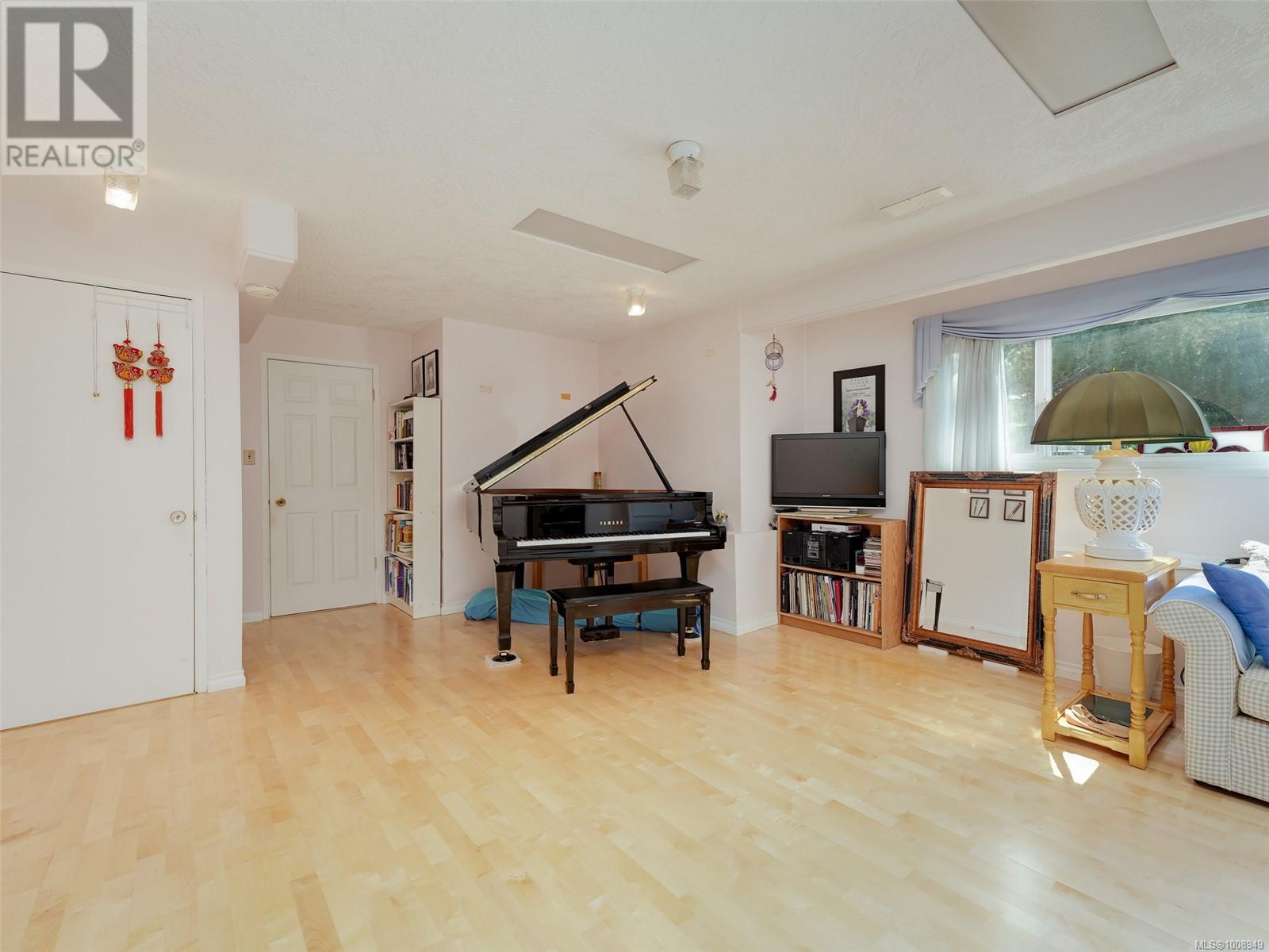 Photo 20 of 1629 Longacre Dr, Saanich BC