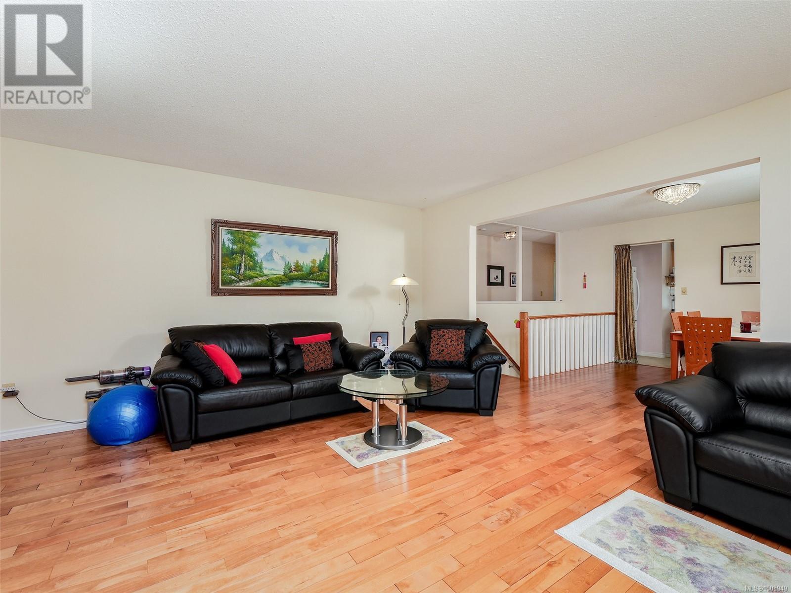 Photo 4 of 1629 Longacre Dr, Saanich BC