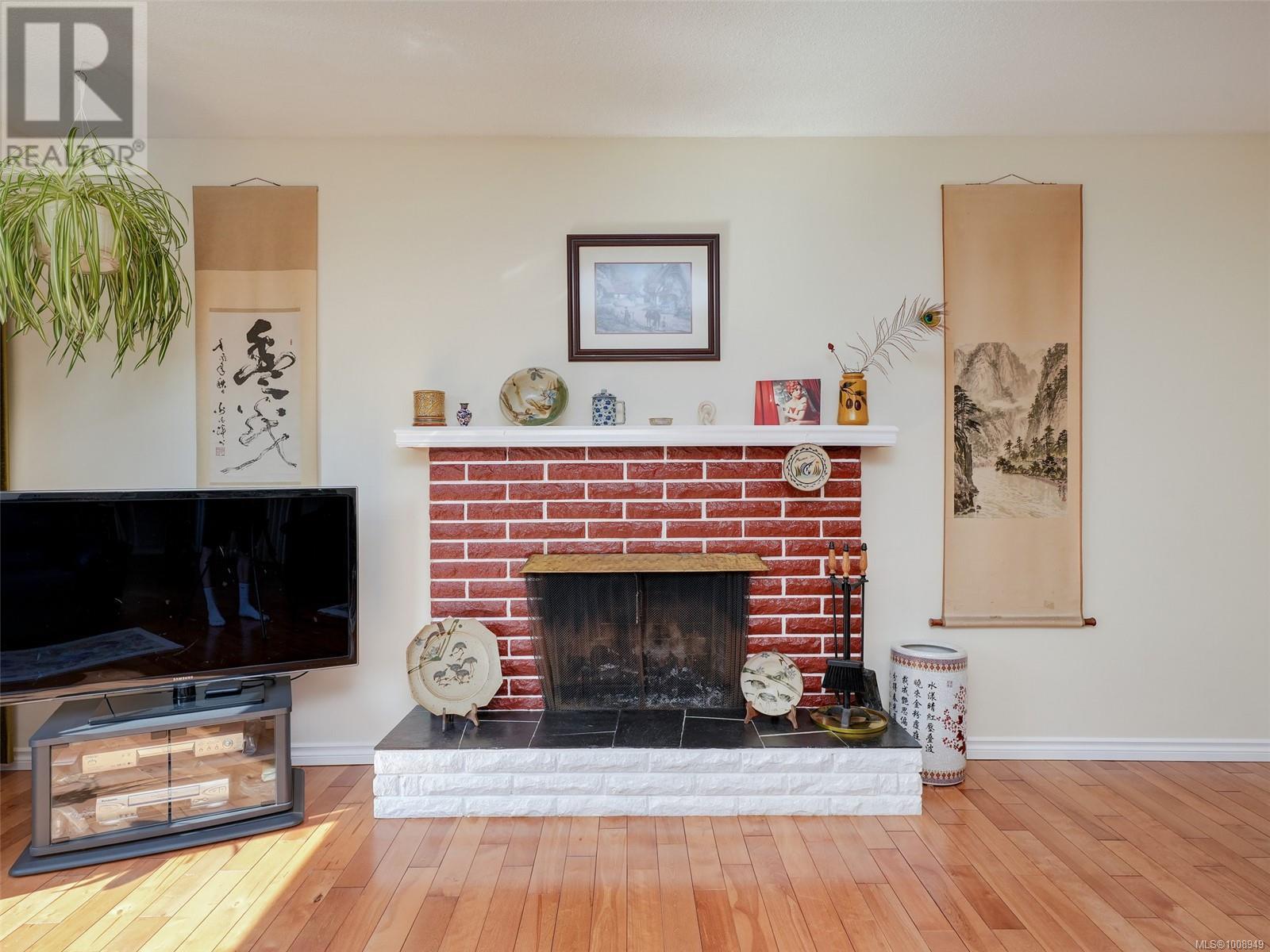 Photo 5 of 1629 Longacre Dr, Saanich BC