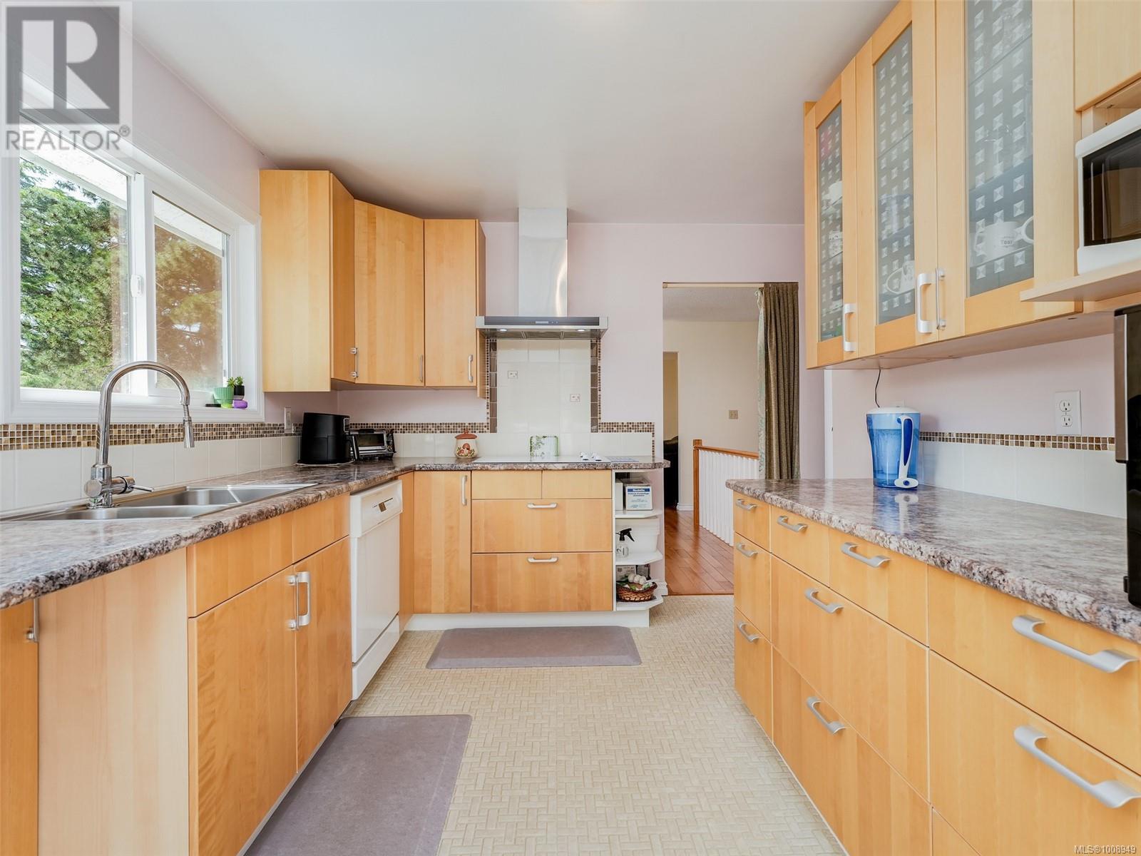 Photo 7 of 1629 Longacre Dr, Saanich BC