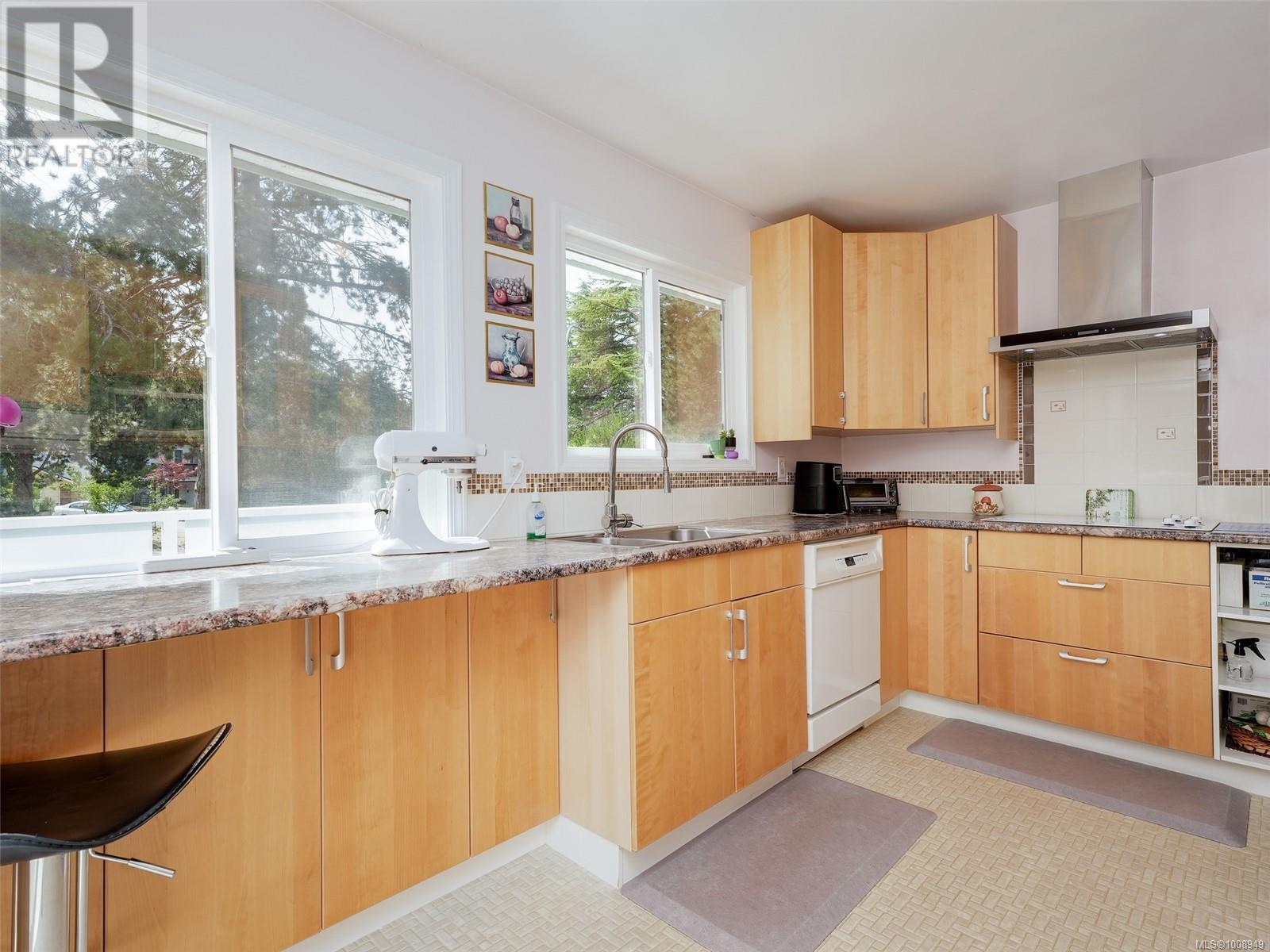 Photo 8 of 1629 Longacre Dr, Saanich BC