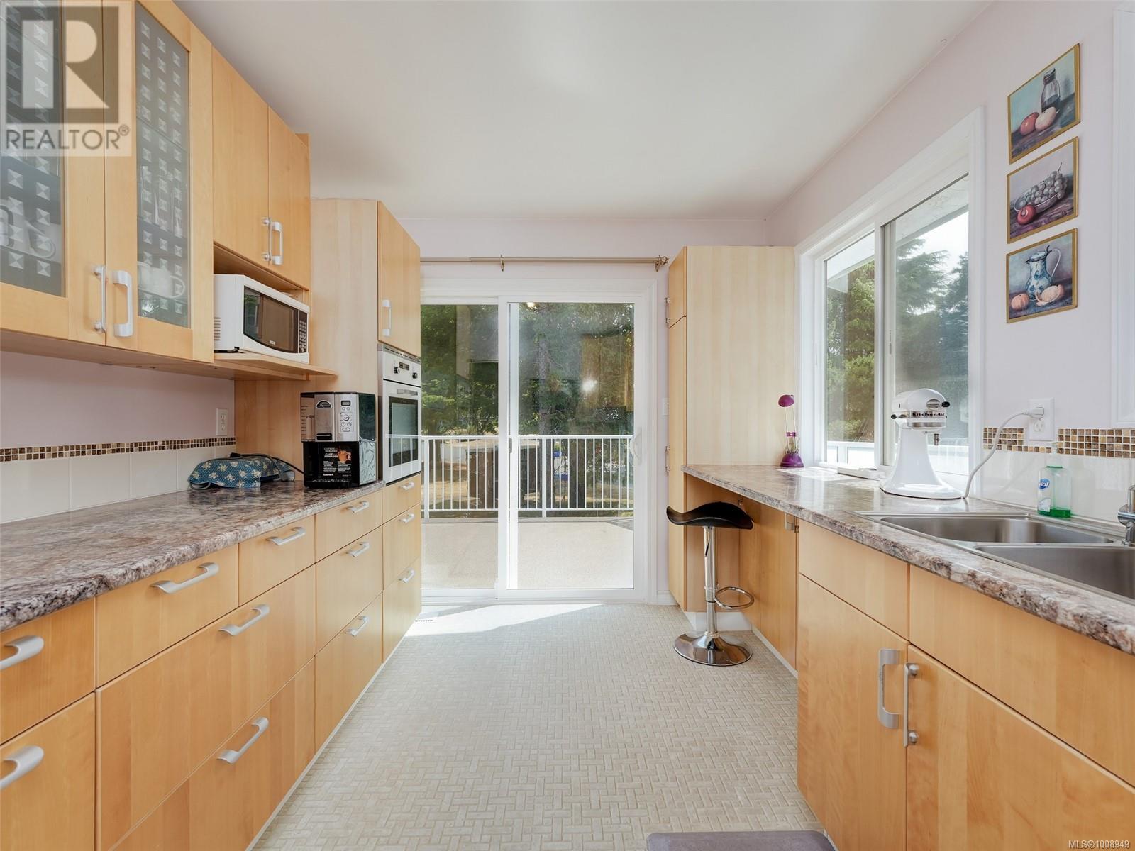Photo 9 of 1629 Longacre Dr, Saanich BC