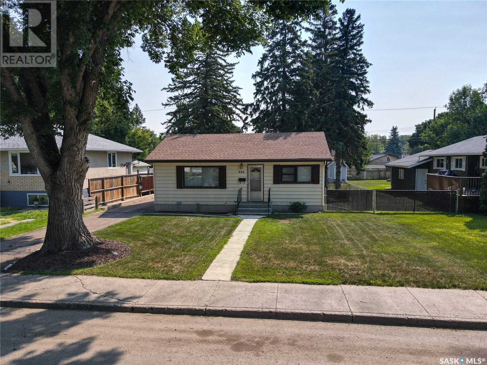 Photo 4 of 450 V Avenue S, Saskatoon SK