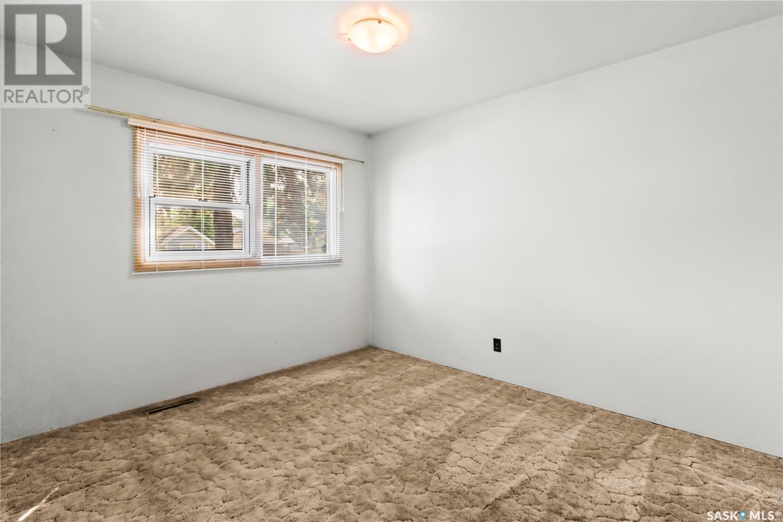 Photo 7 of 450 V Avenue S, Saskatoon SK