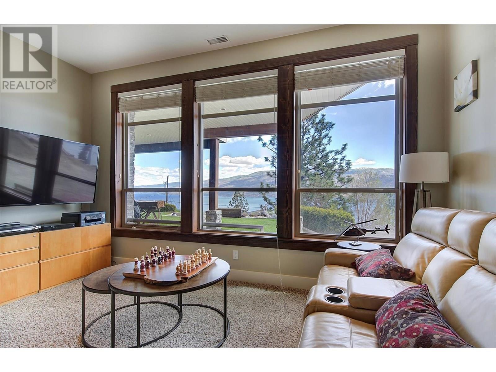 5824 Columbia Avenue, Peachland