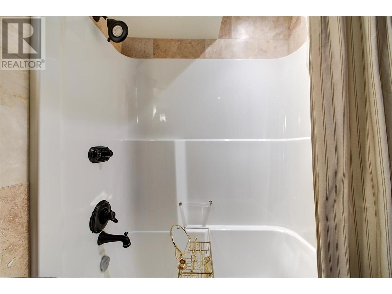 5824 Columbia Avenue, Peachland