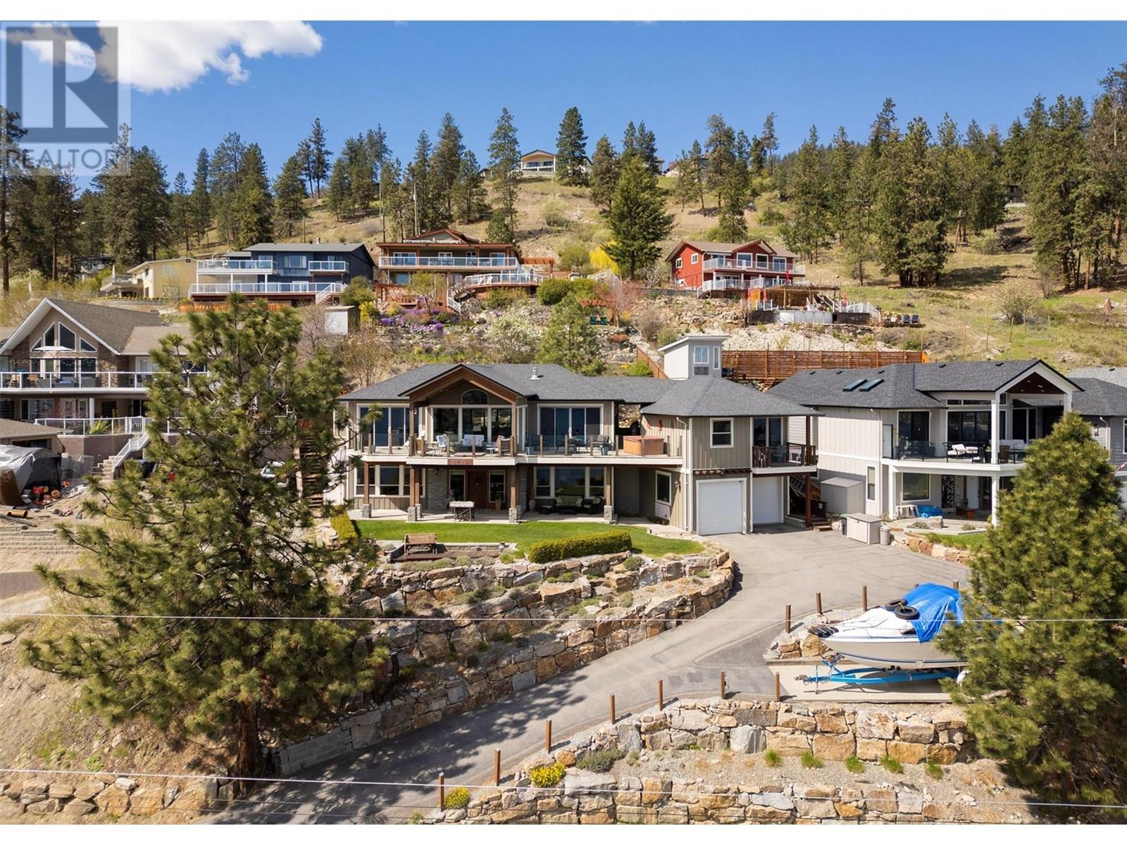 5824 Columbia Avenue, Peachland