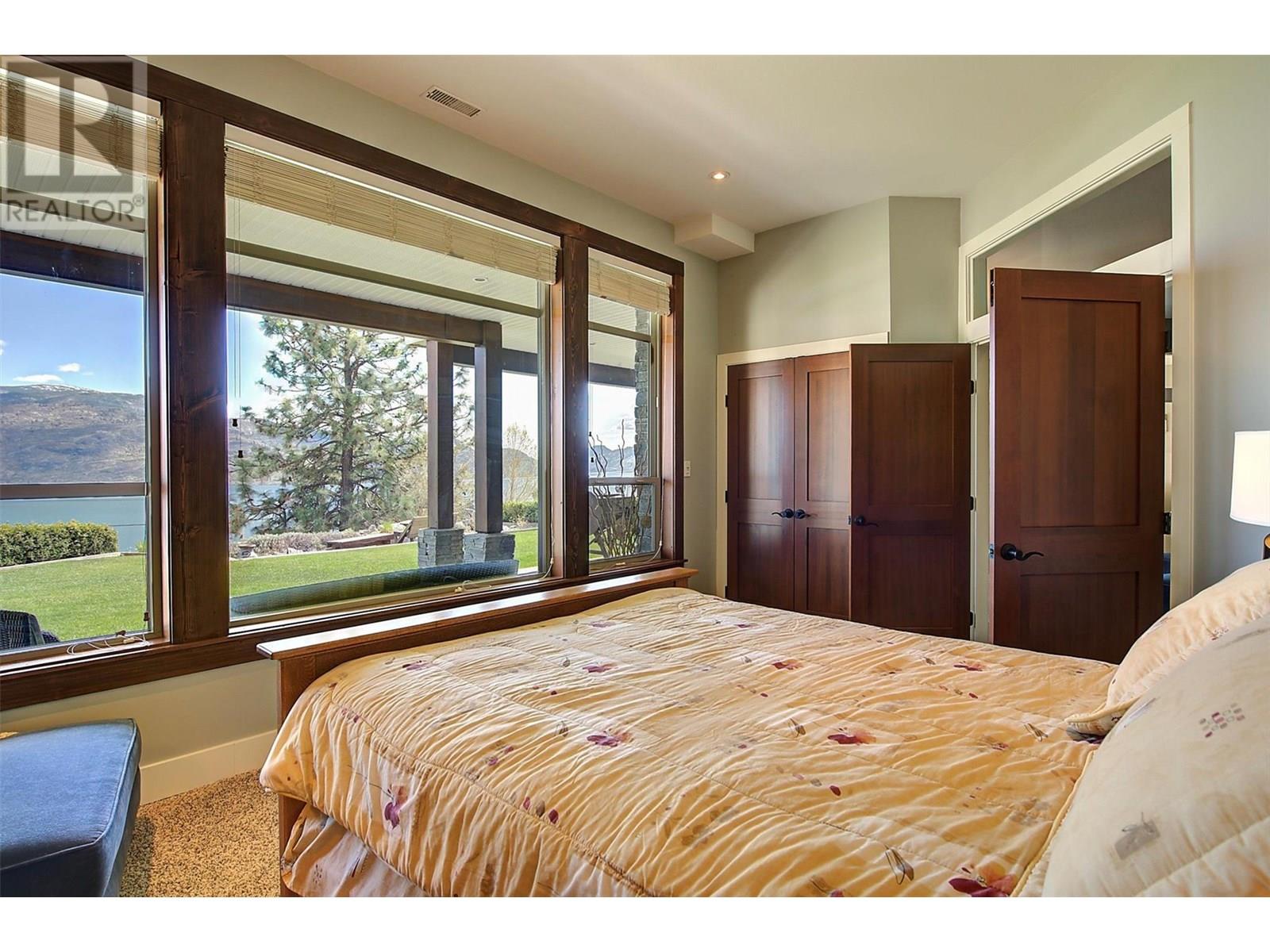5824 Columbia Avenue, Peachland