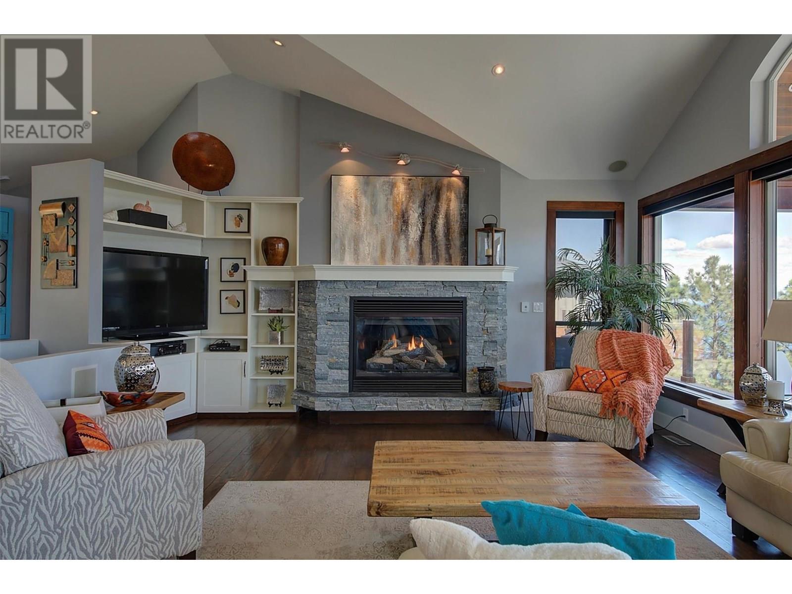 5824 Columbia Avenue, Peachland
