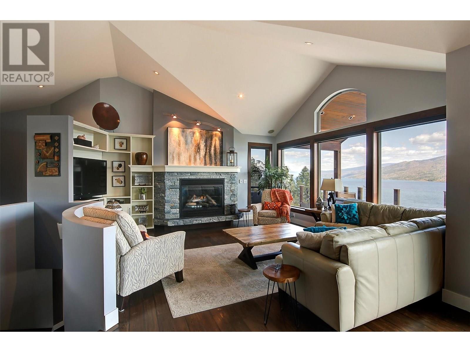 5824 Columbia Avenue, Peachland
