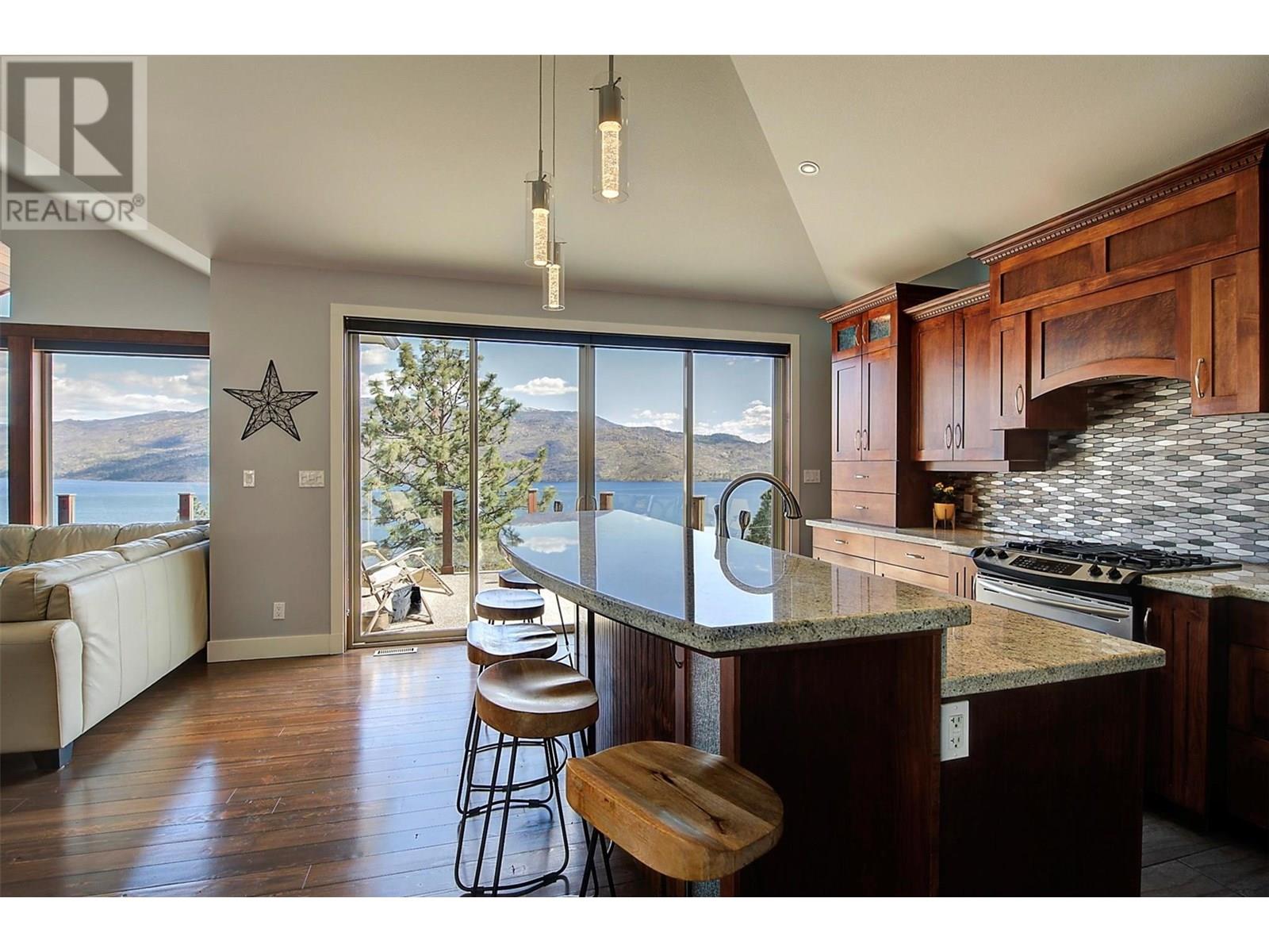5824 Columbia Avenue, Peachland