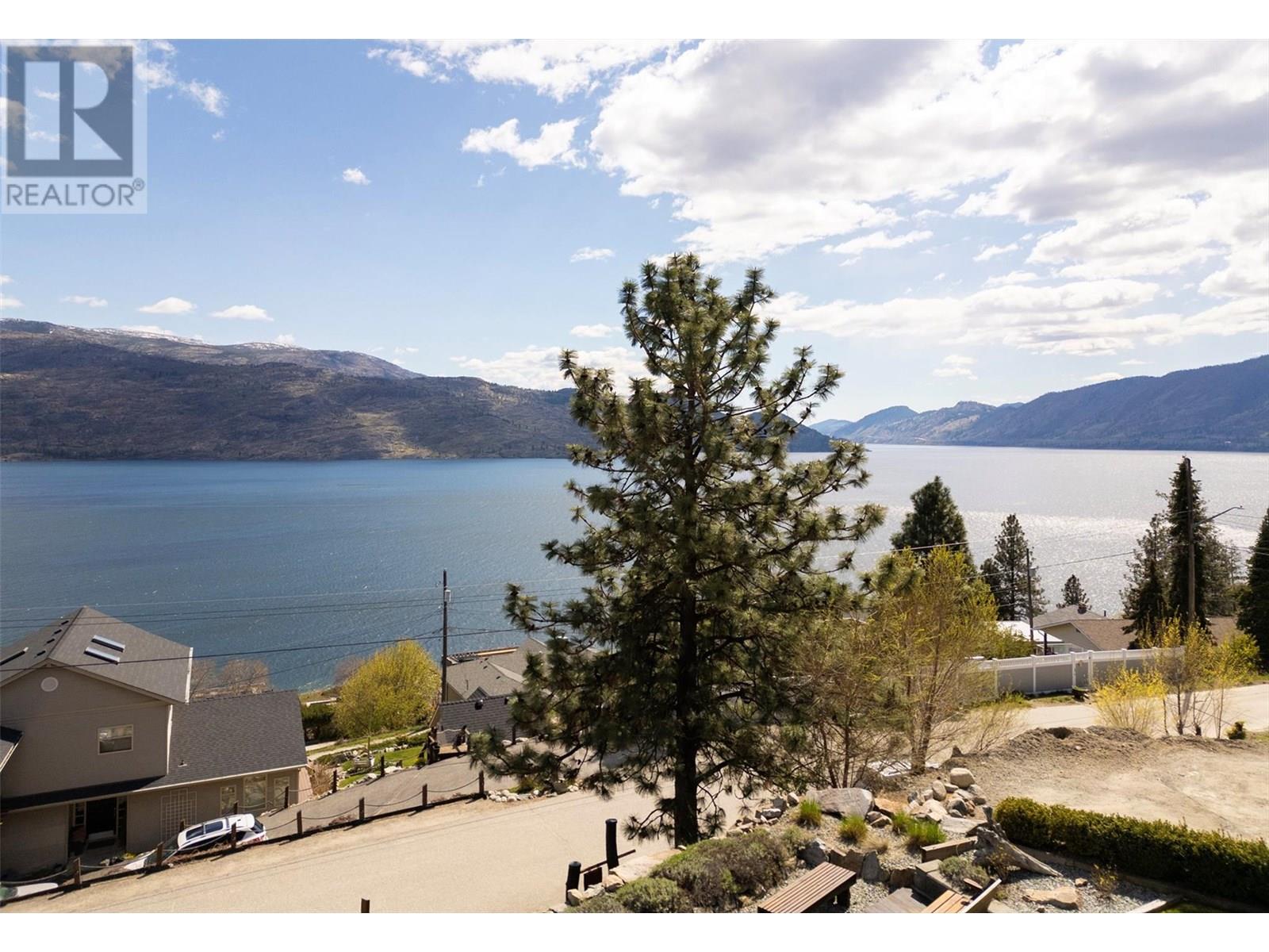 5824 Columbia Avenue, Peachland