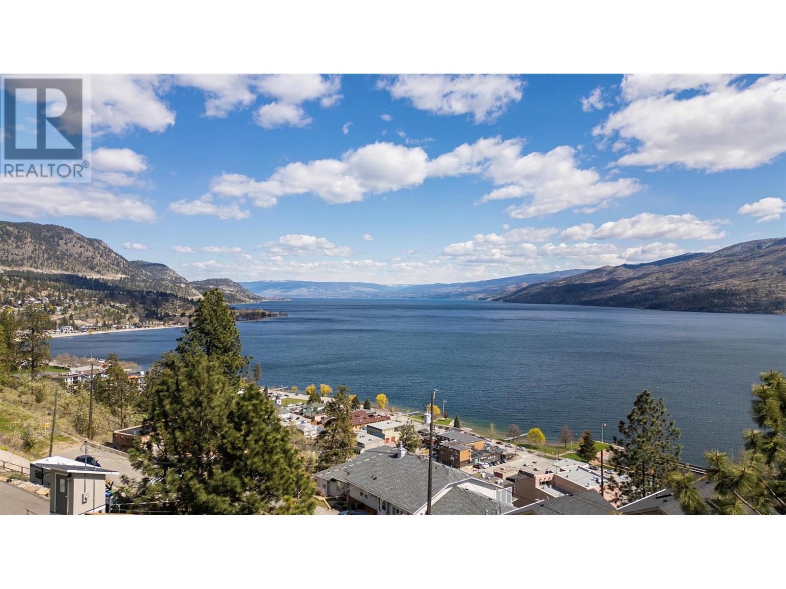 5824 Columbia Avenue, Peachland
