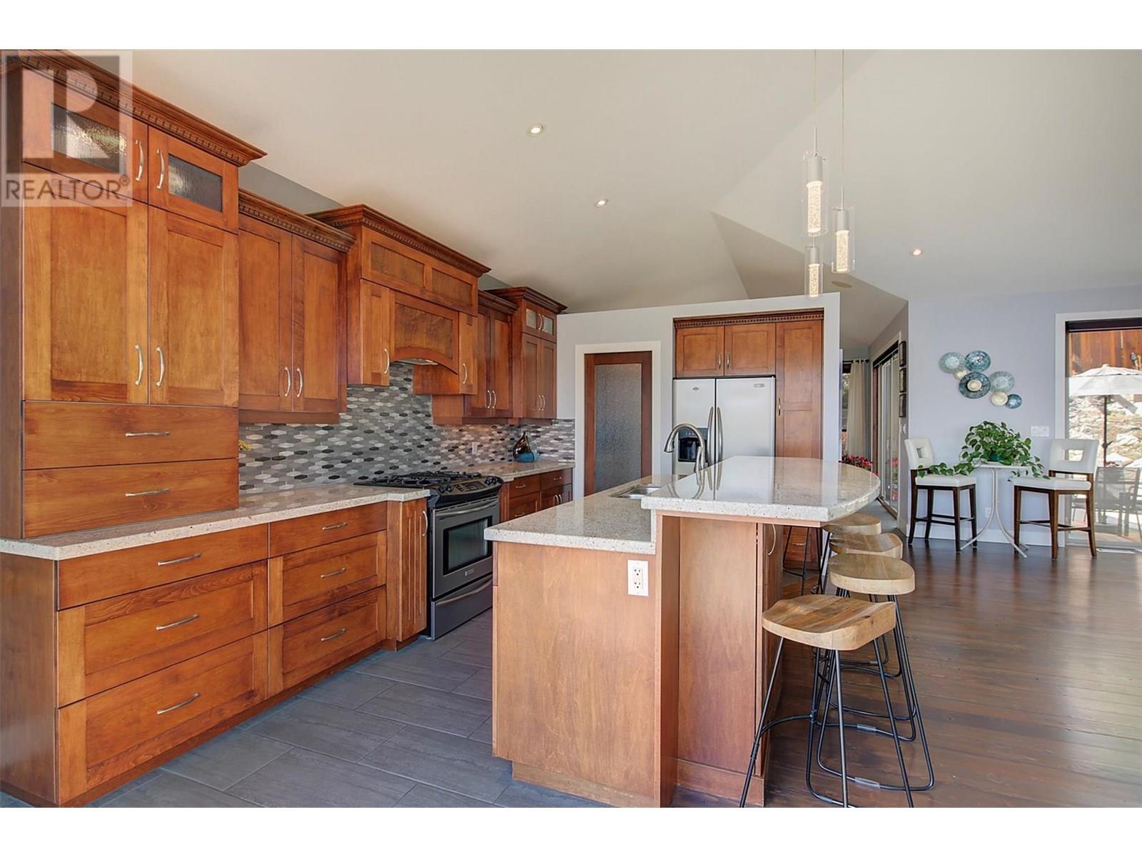 5824 Columbia Avenue, Peachland