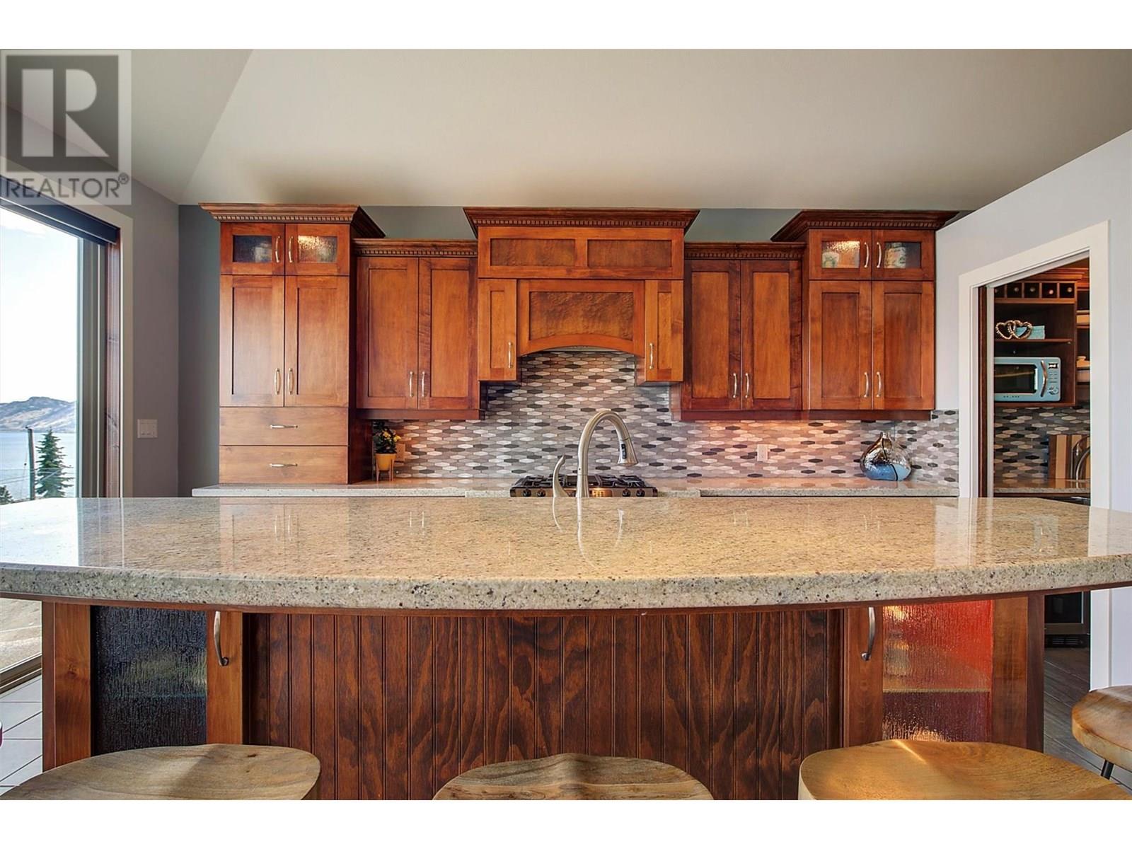 5824 Columbia Avenue, Peachland