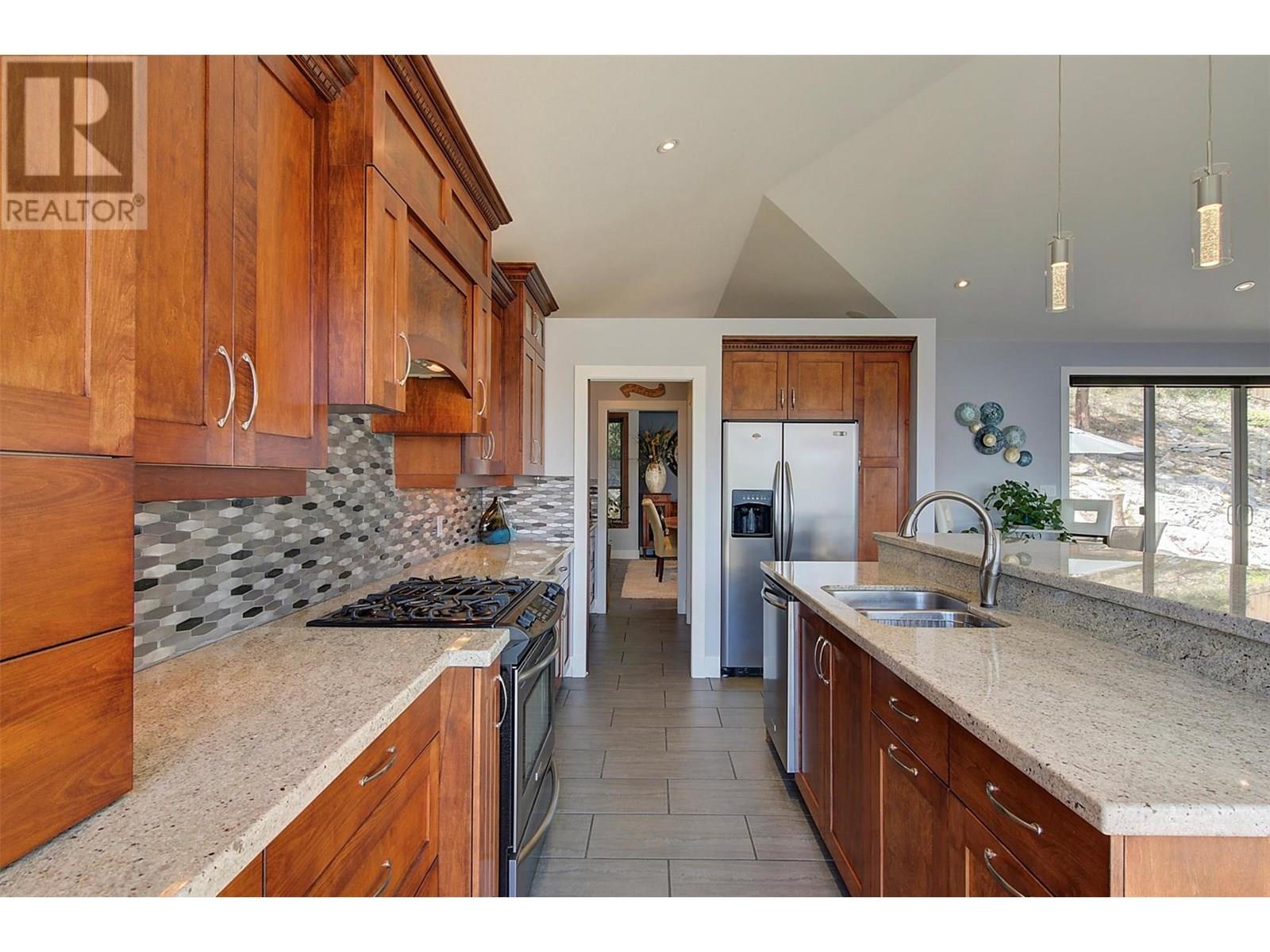 5824 Columbia Avenue, Peachland
