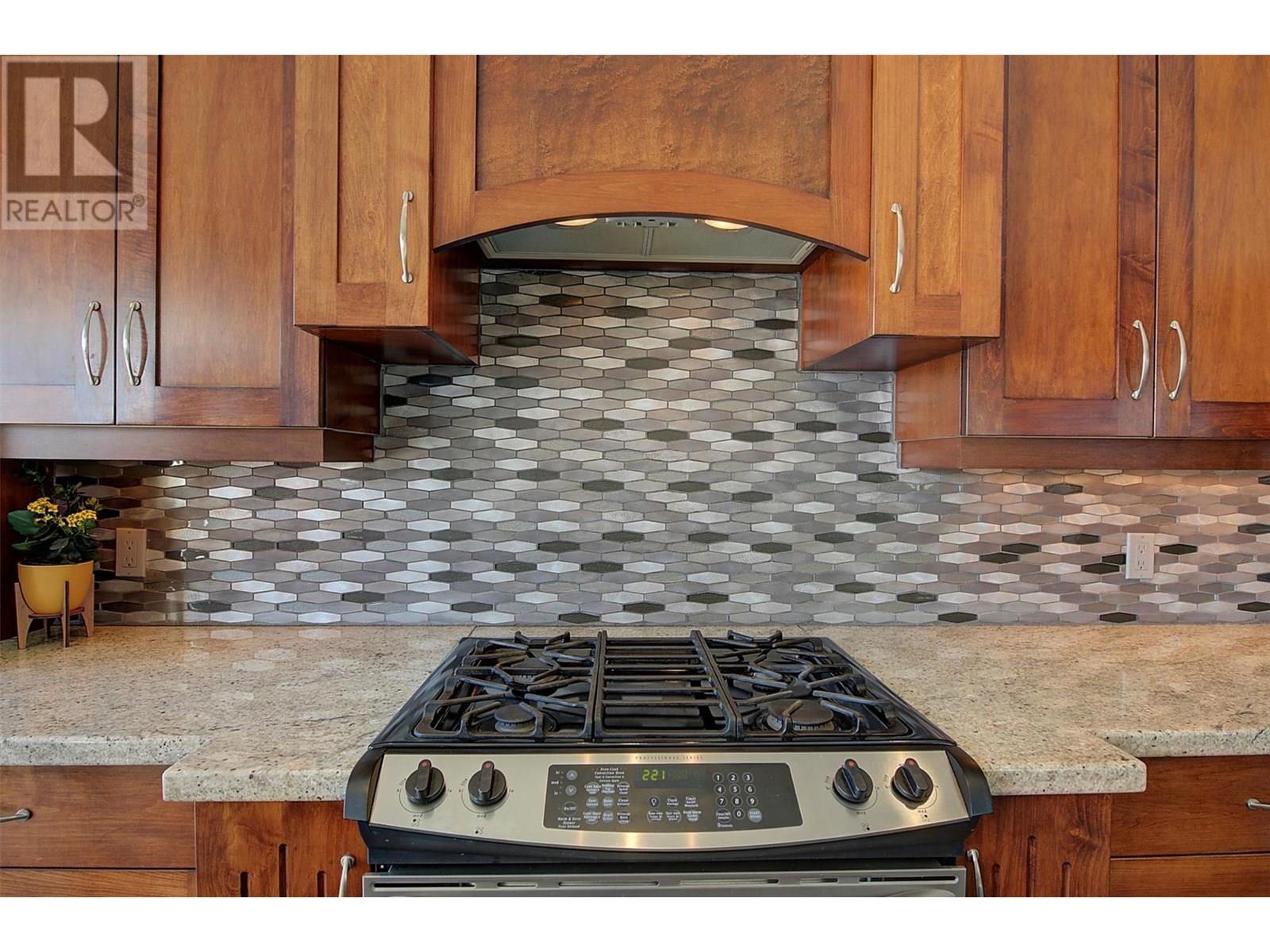5824 Columbia Avenue, Peachland