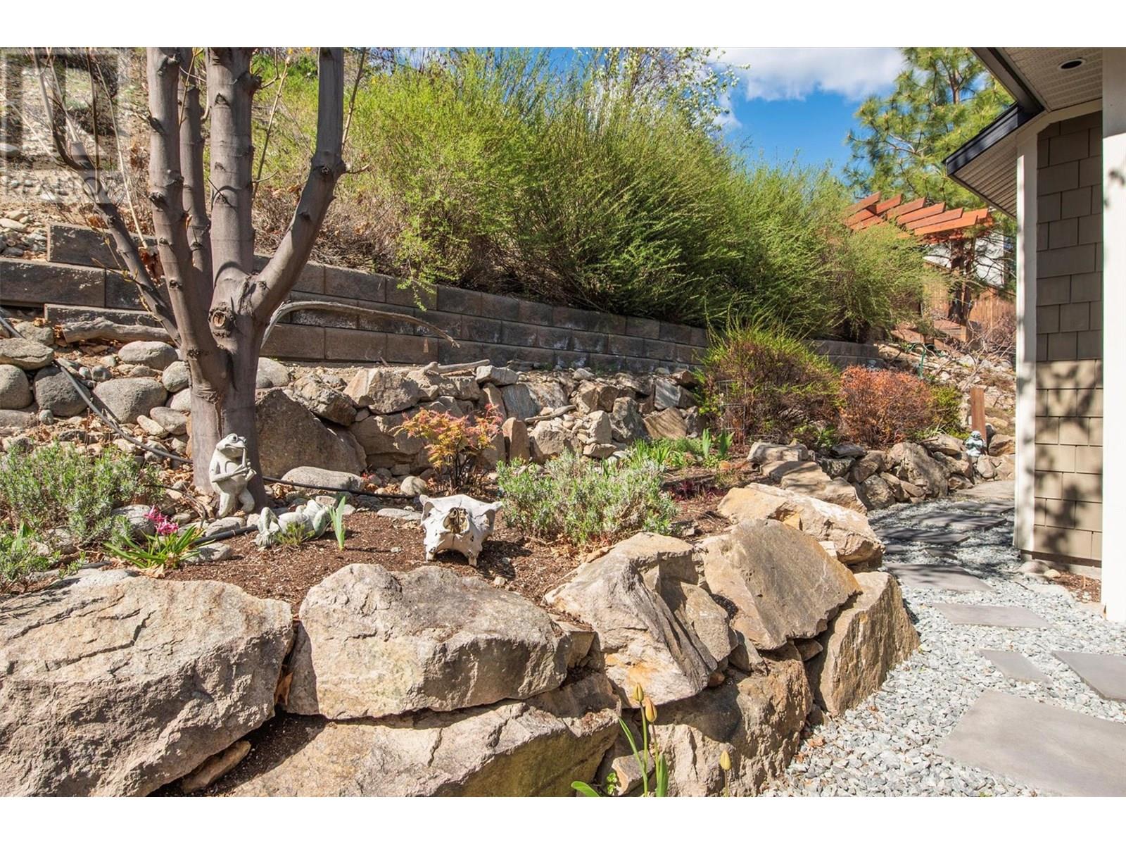 5824 Columbia Avenue, Peachland