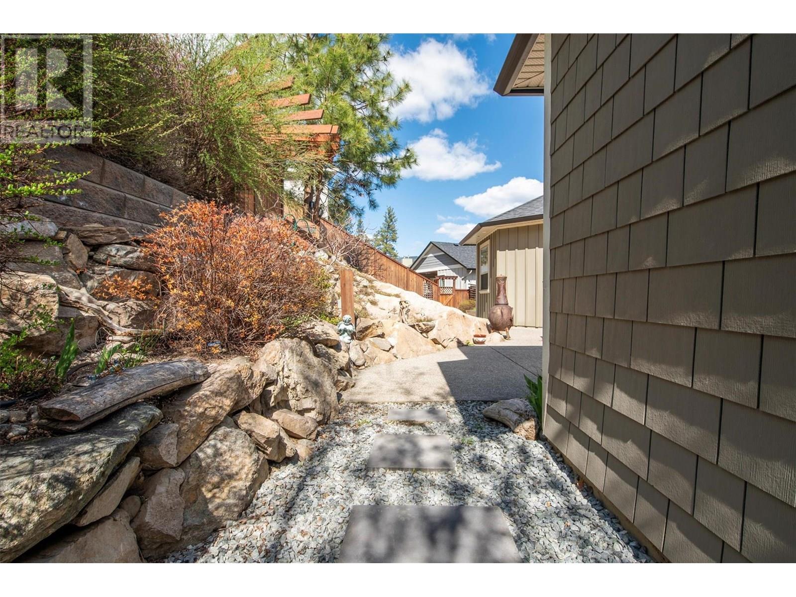 5824 Columbia Avenue, Peachland