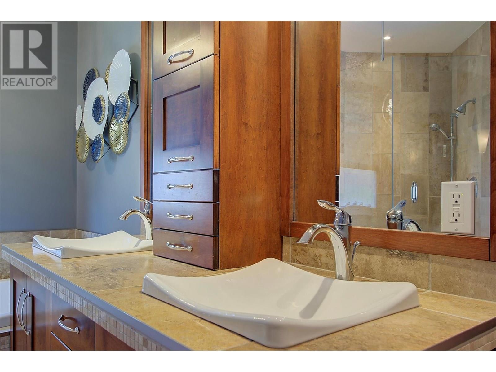 5824 Columbia Avenue, Peachland