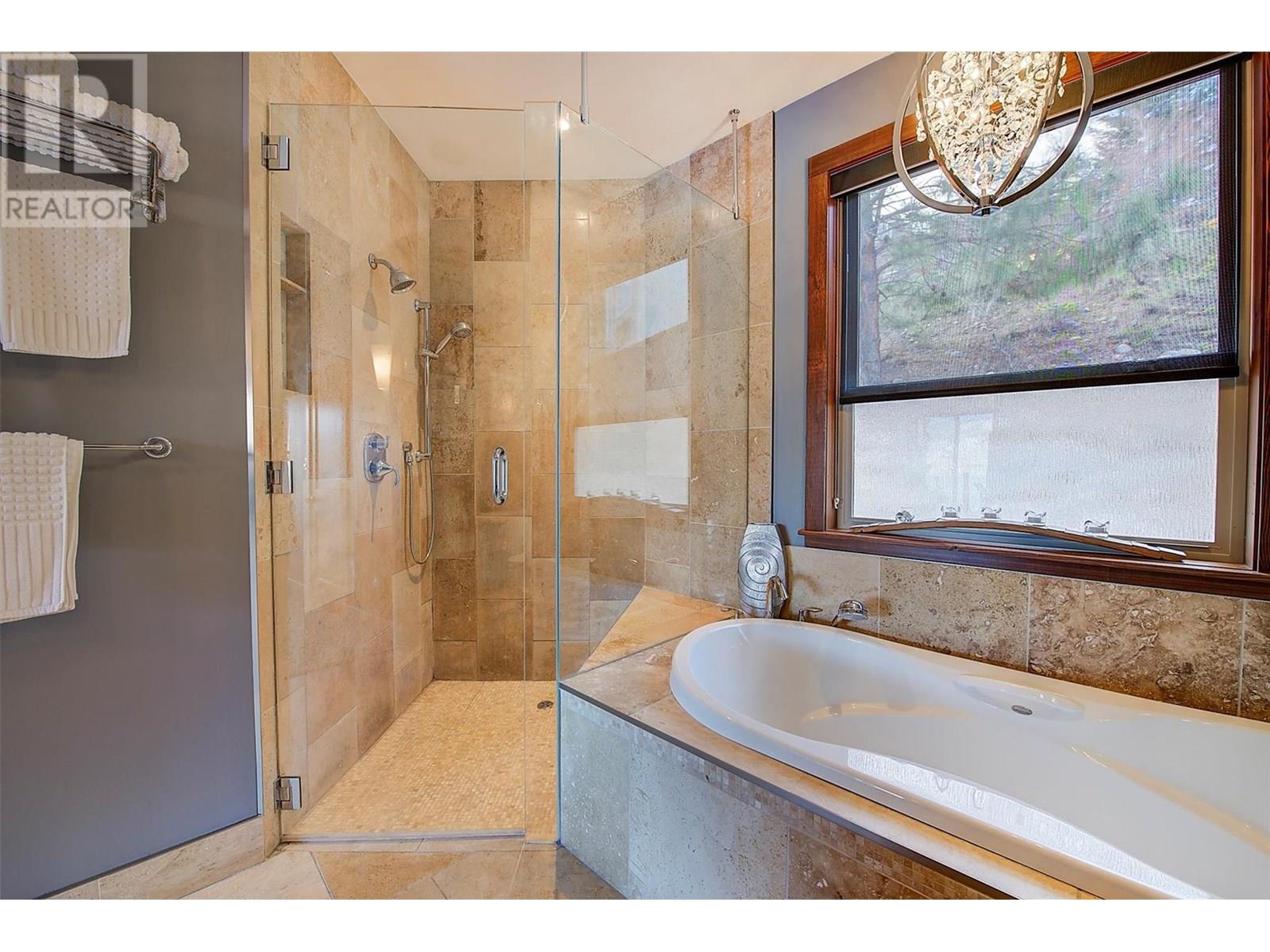 5824 Columbia Avenue, Peachland
