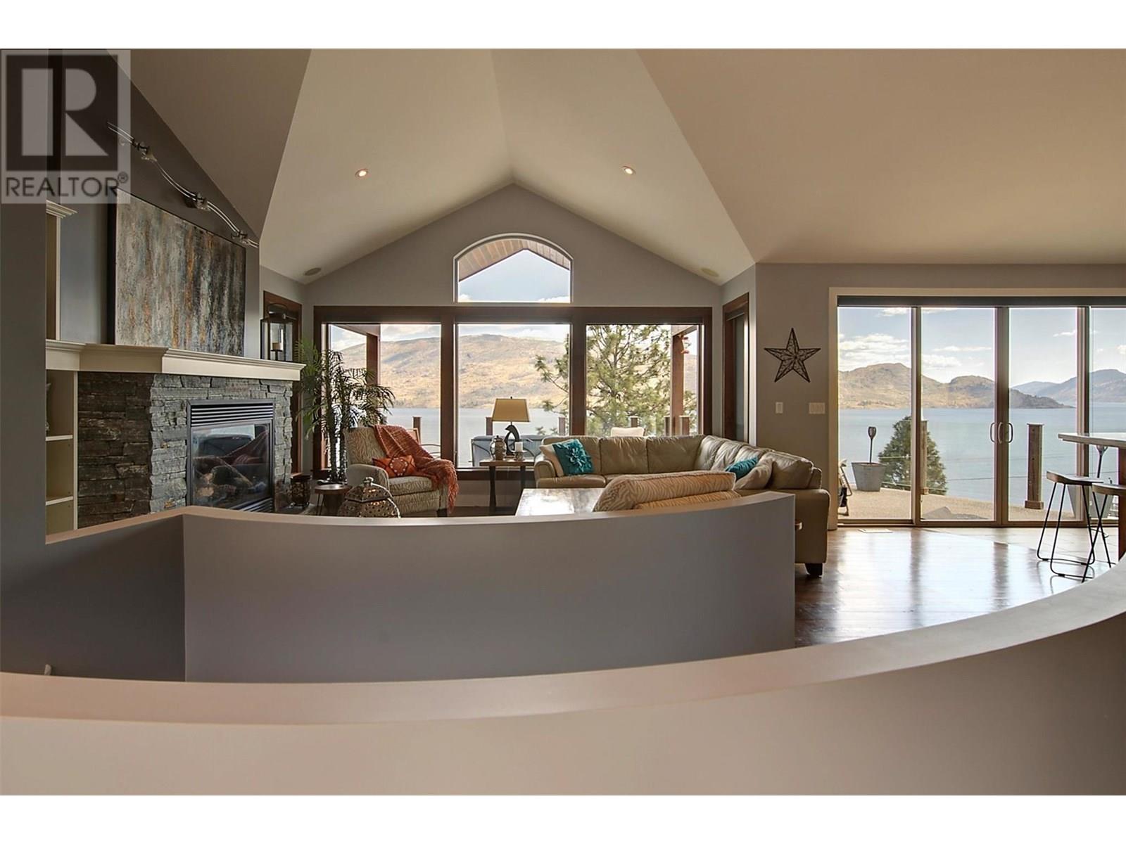 5824 Columbia Avenue, Peachland