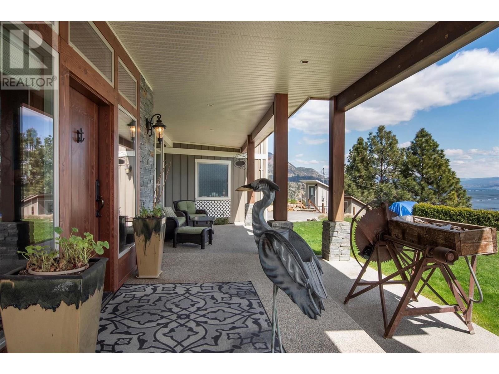 5824 Columbia Avenue, Peachland